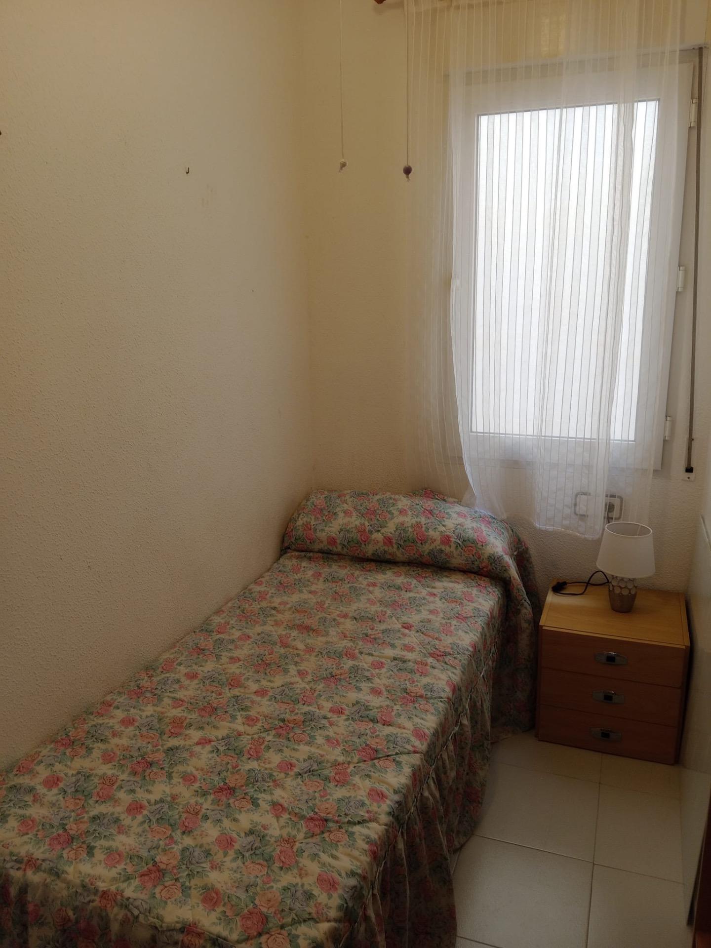 Discover this charming apartment located in the sought-after Playa del Cura area of Torrevieja
