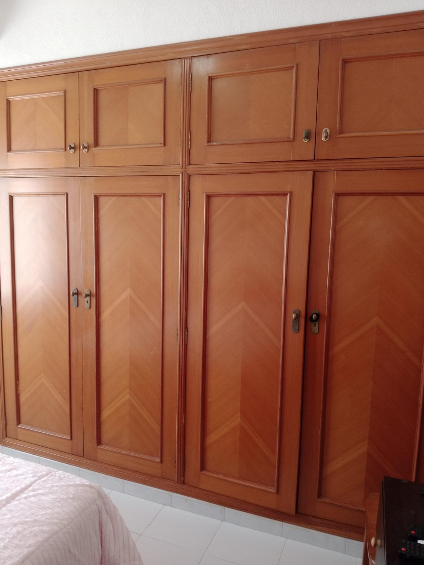 Discover this charming apartment located in the sought-after Playa del Cura area of Torrevieja