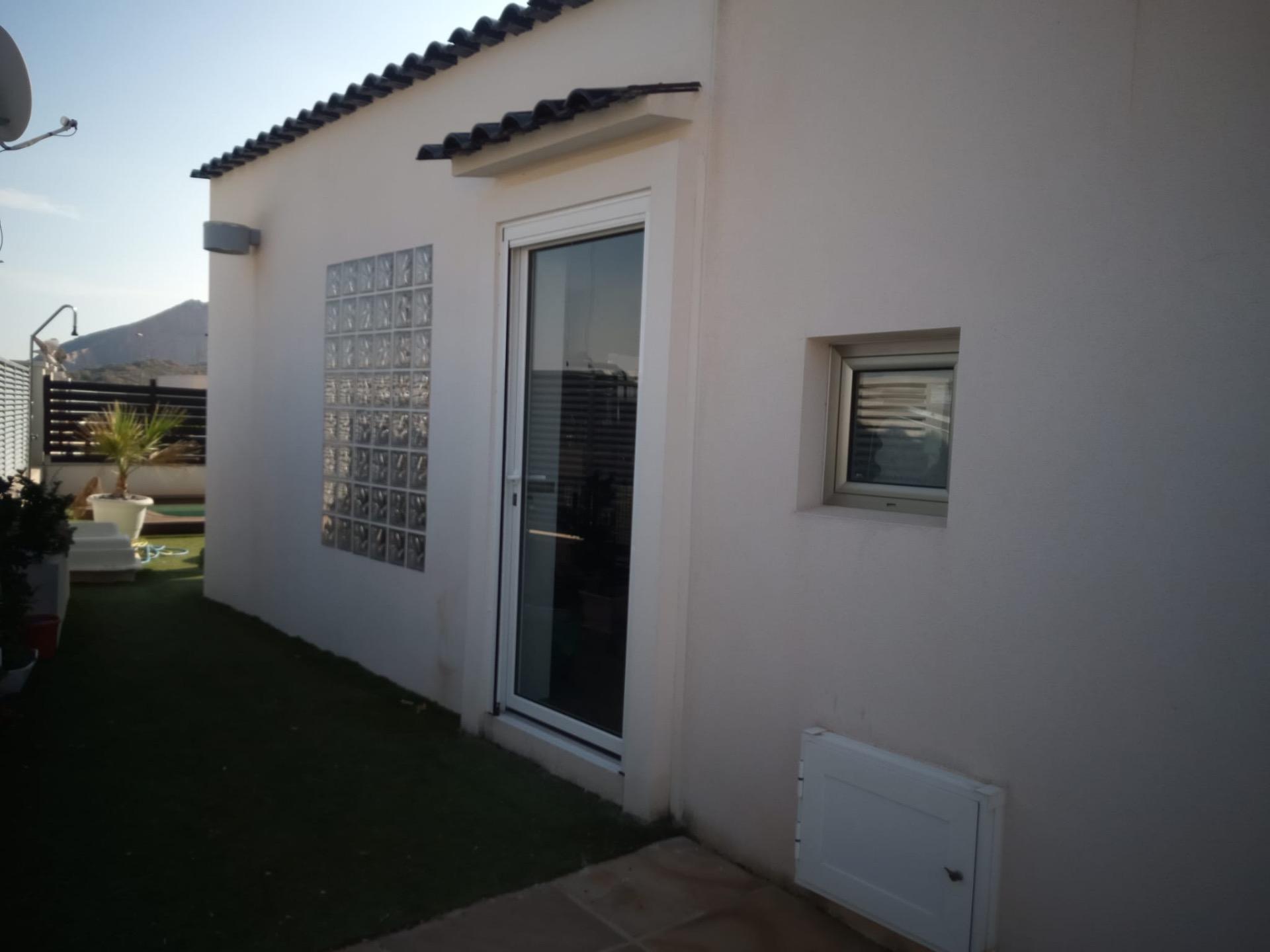 Garden in villa for sale in Cox