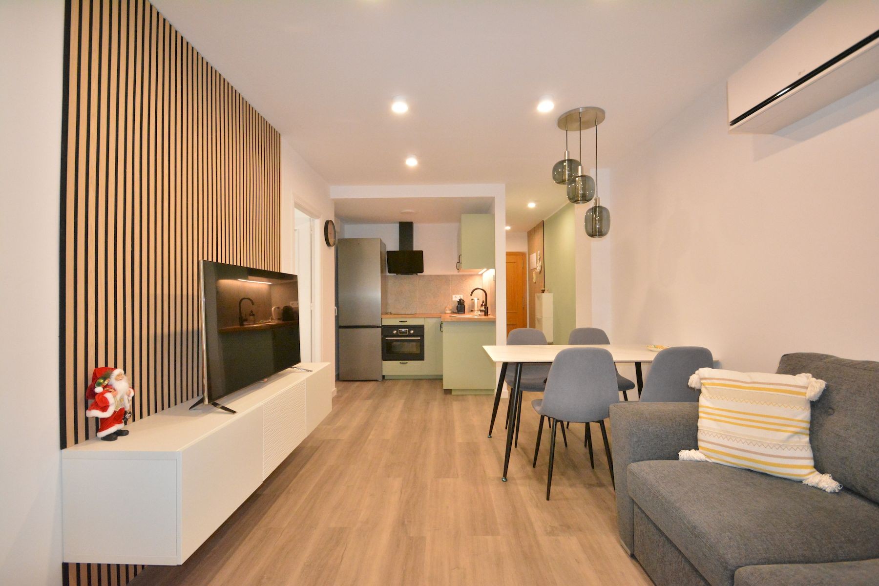 This renovated ground floor apartment is located in Torrevieja, just 200 meters from Playa del Acequ