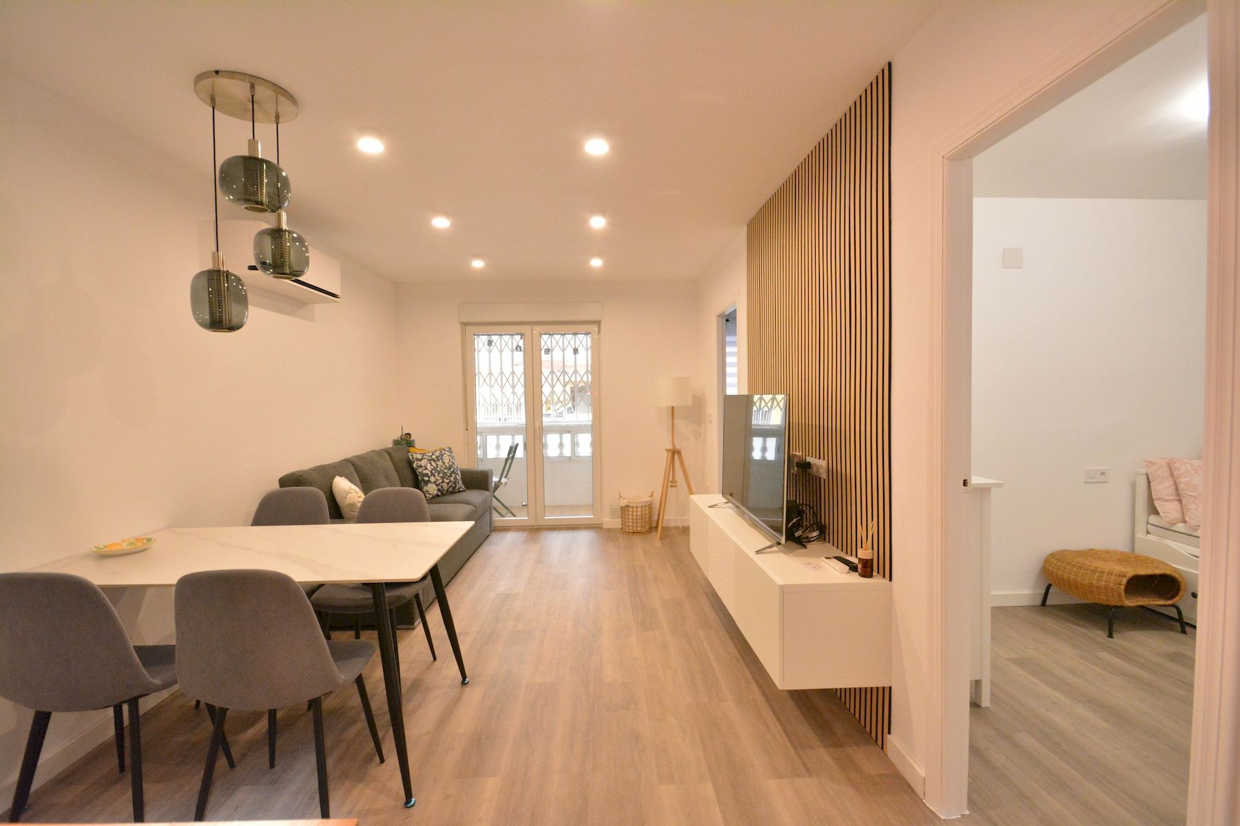 This renovated ground floor apartment is located in Torrevieja, just 200 meters from Playa del Acequ