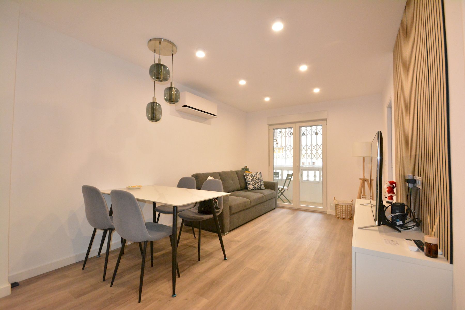 This renovated ground floor apartment is located in Torrevieja, just 200 meters from Playa del Acequ