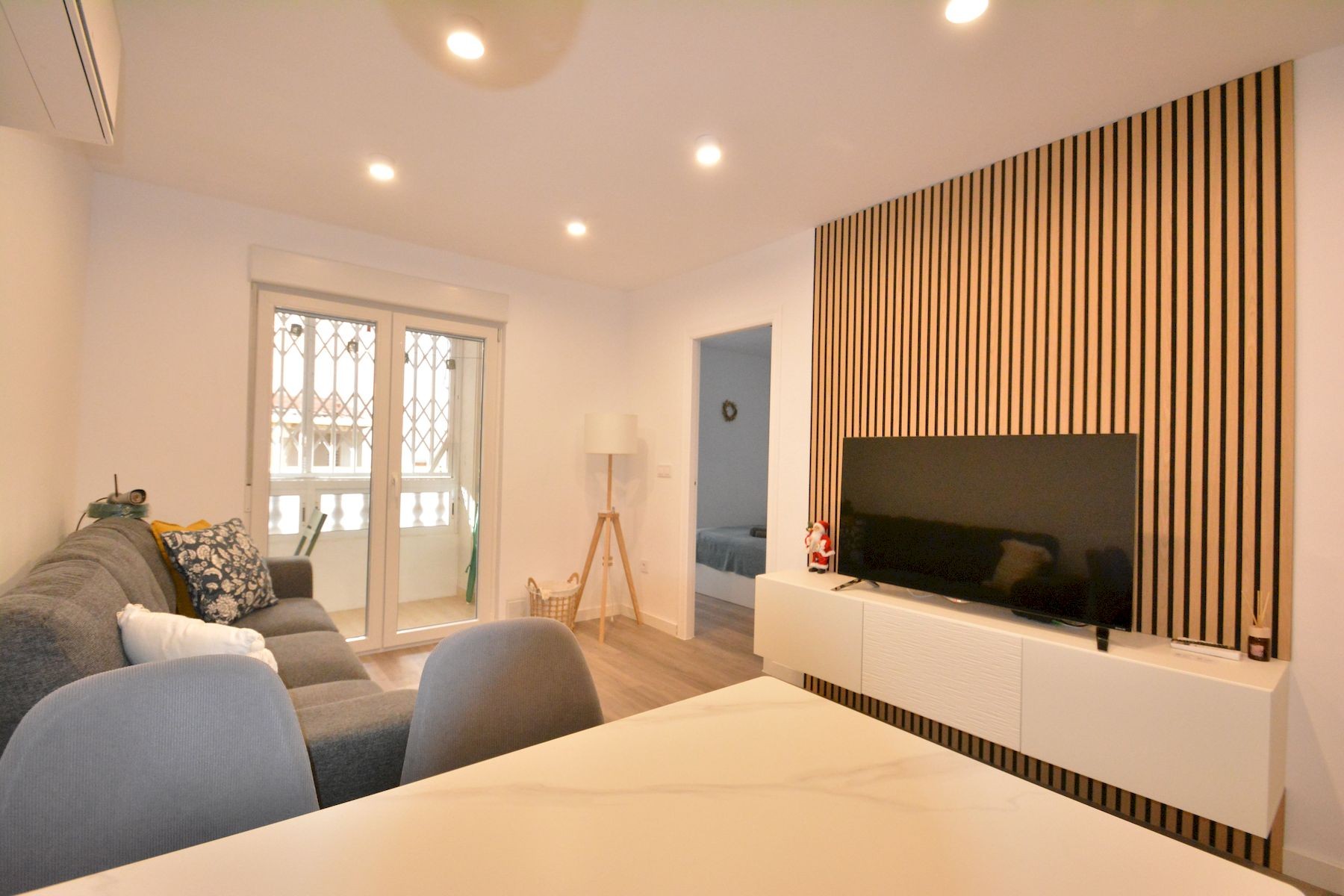 This renovated ground floor apartment is located in Torrevieja, just 200 meters from Playa del Acequ