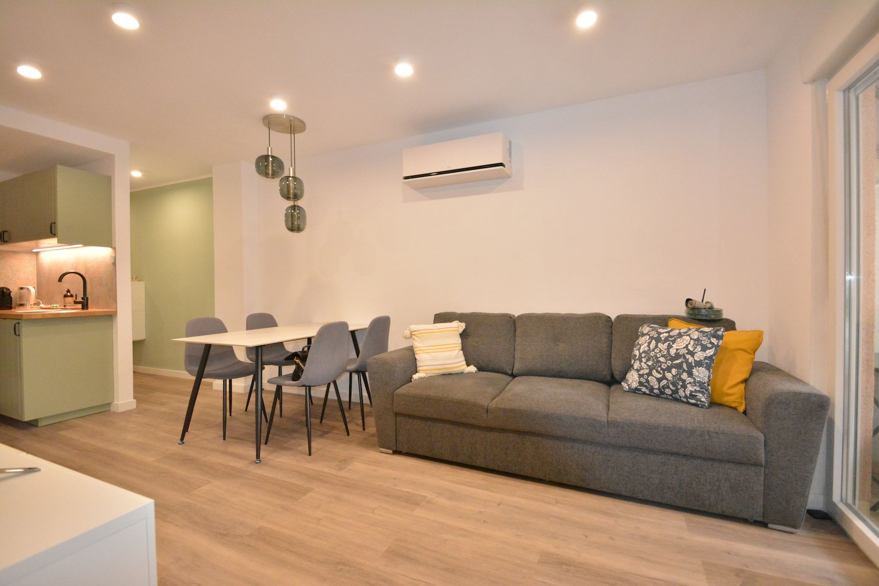 This renovated ground floor apartment is located in Torrevieja, just 200 meters from Playa del Acequ