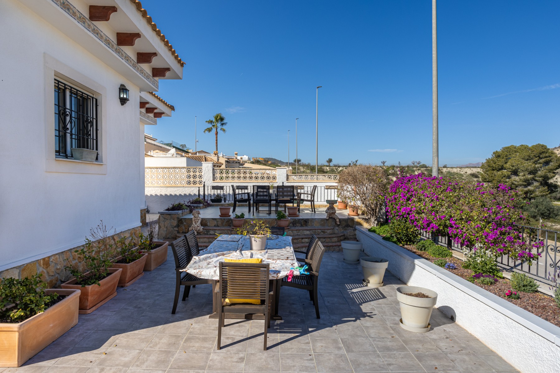 Nestled in a peaceful residential area in the countryside just outside the town of Bigastro, this ch