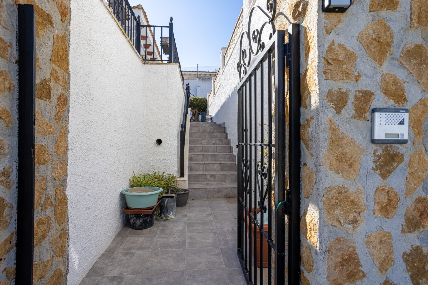 Nestled in a peaceful residential area in the countryside just outside the town of Bigastro, this ch