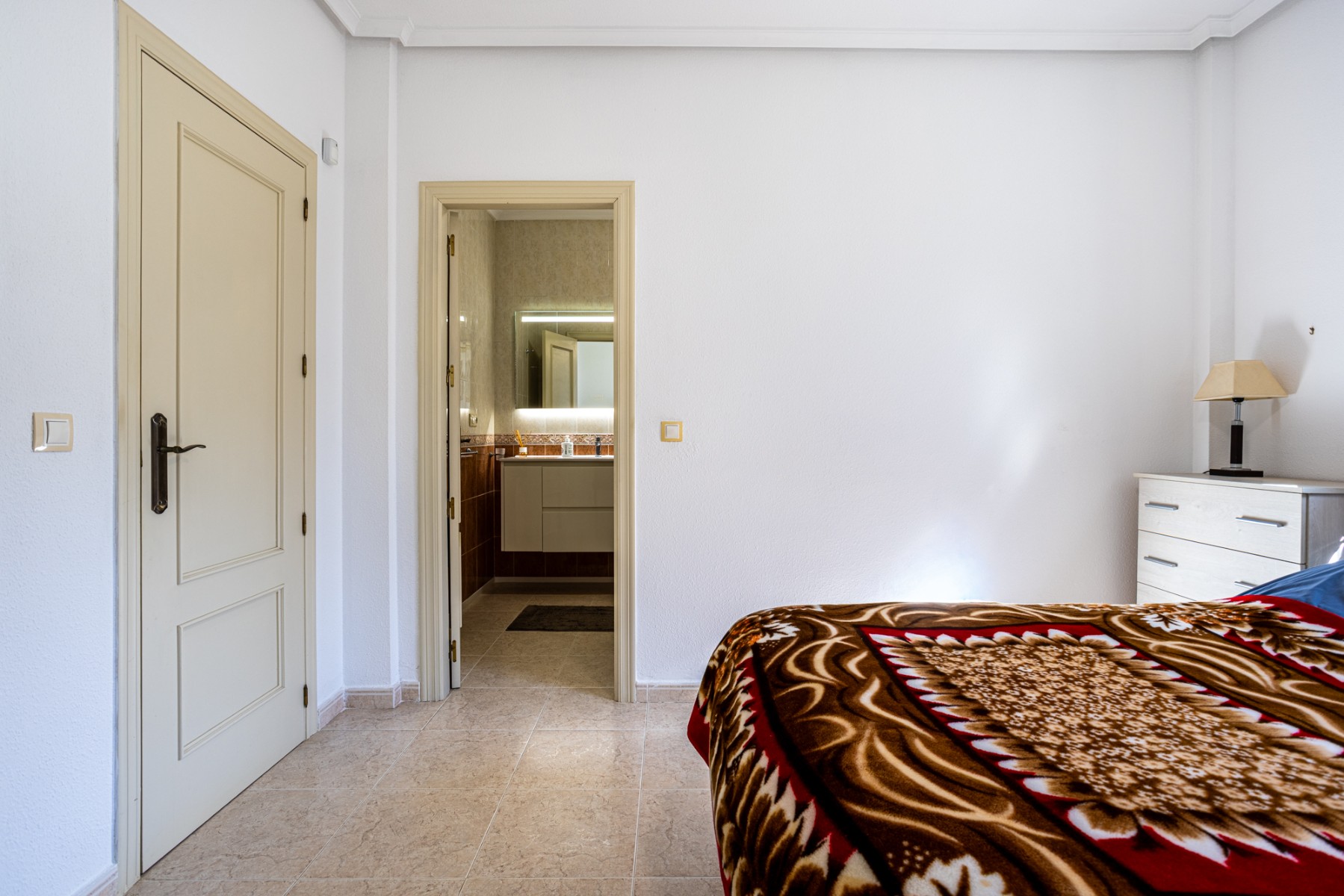 Master bedroom in villa for sale in Bigastro