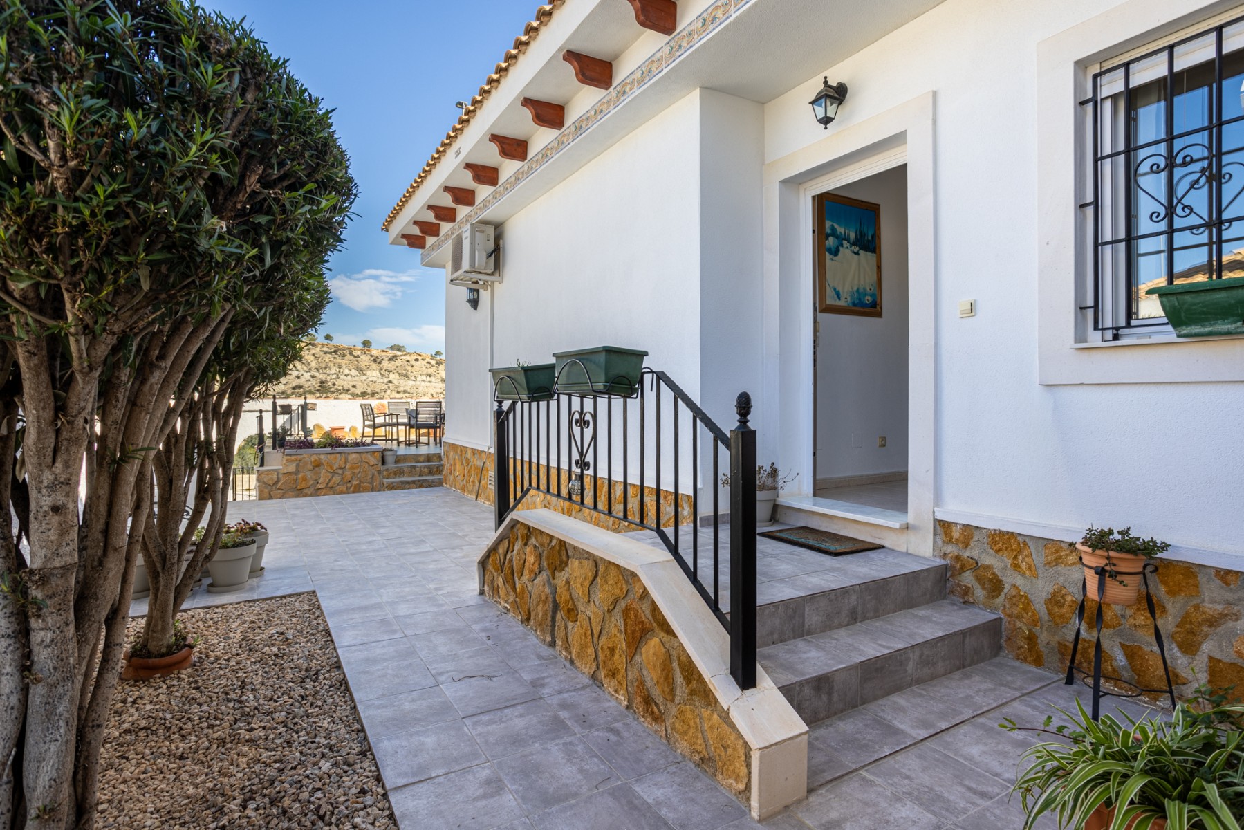 Nestled in a peaceful residential area in the countryside just outside the town of Bigastro, this ch