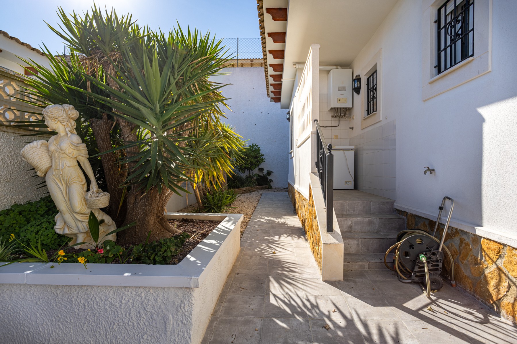 Pool area in villa for sale in Bigastro