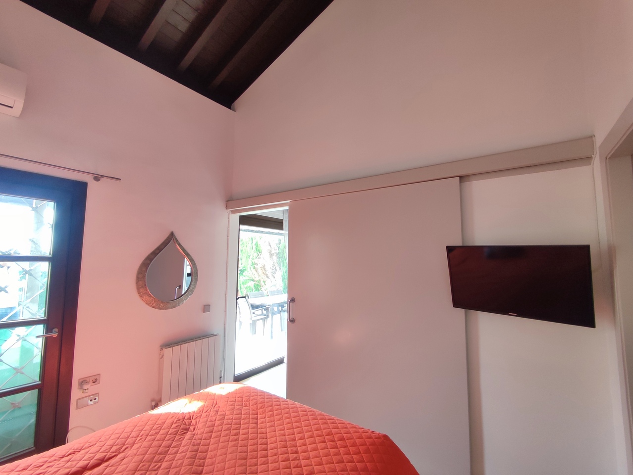 Master bedroom in villa for sale in Peraleja Golf