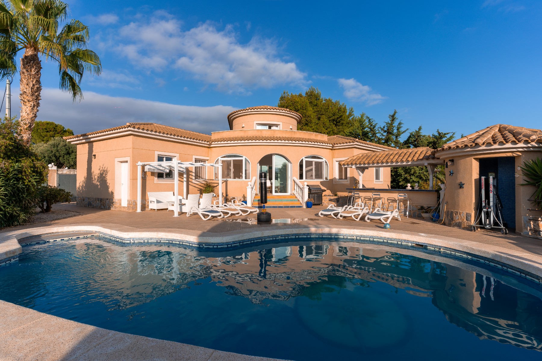 Beautiful villa in Busot with mountain viewVilla/estate with pool (built in 2001) with livable surfa
