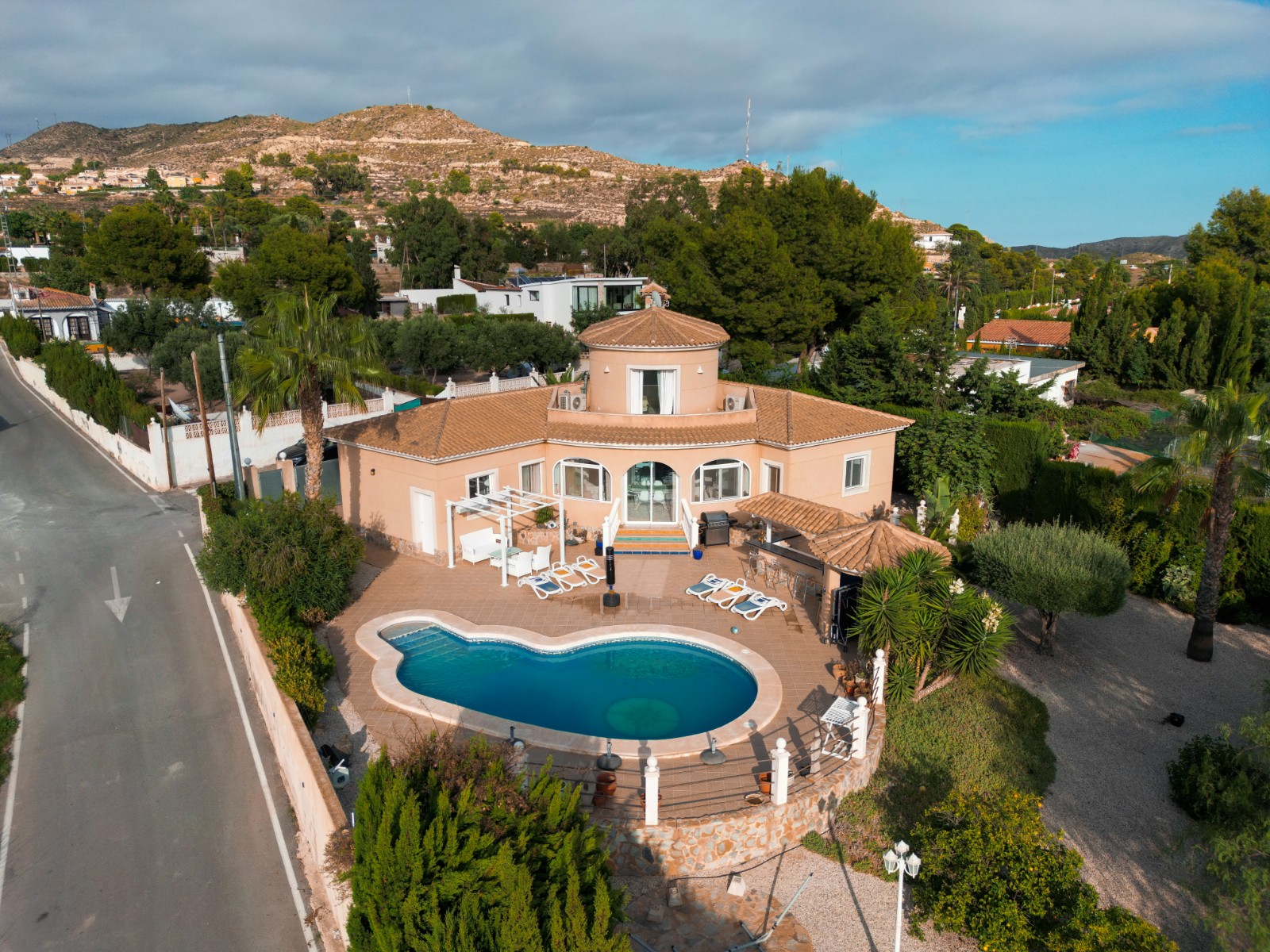 Beautiful villa in Busot with mountain viewVilla/estate with pool (built in 2001) with livable surfa