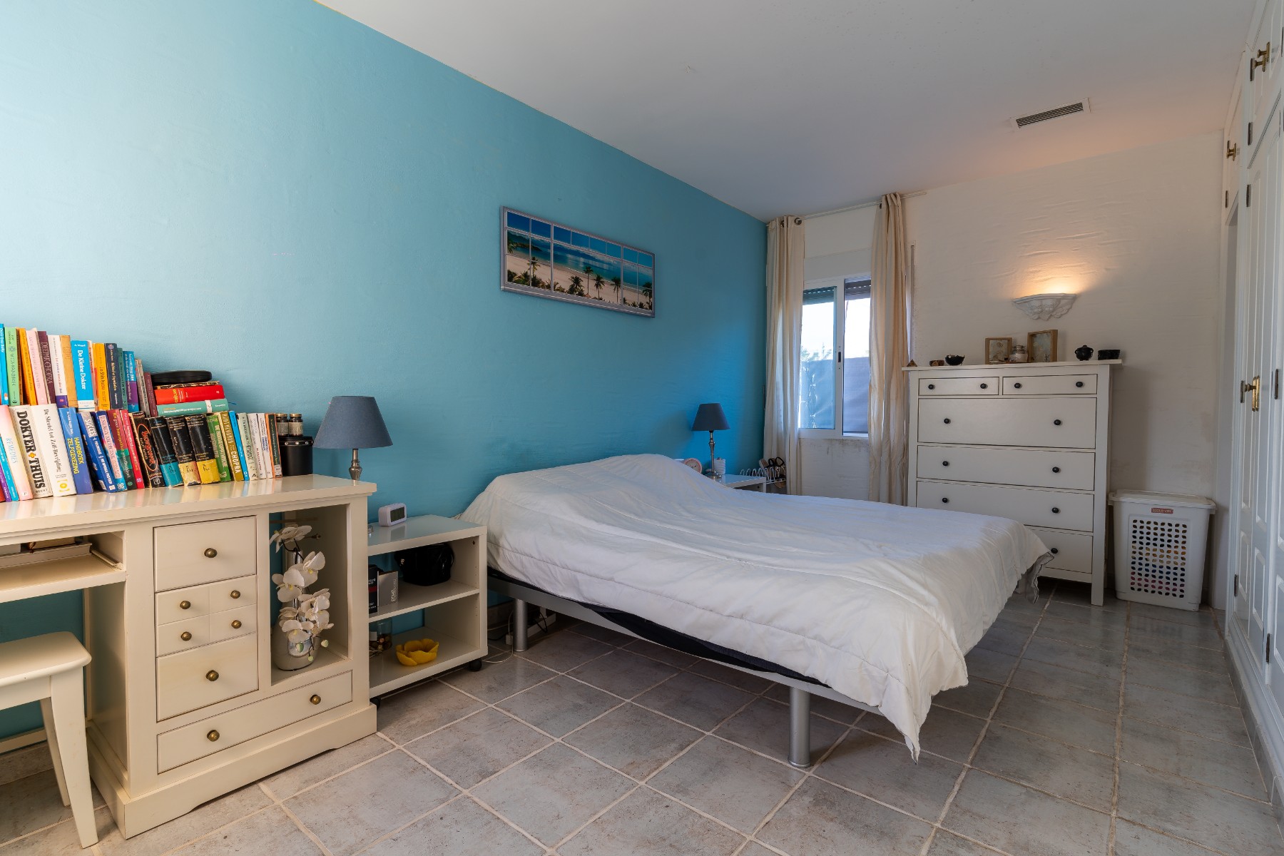 Master bedroom in villa for sale in Busot