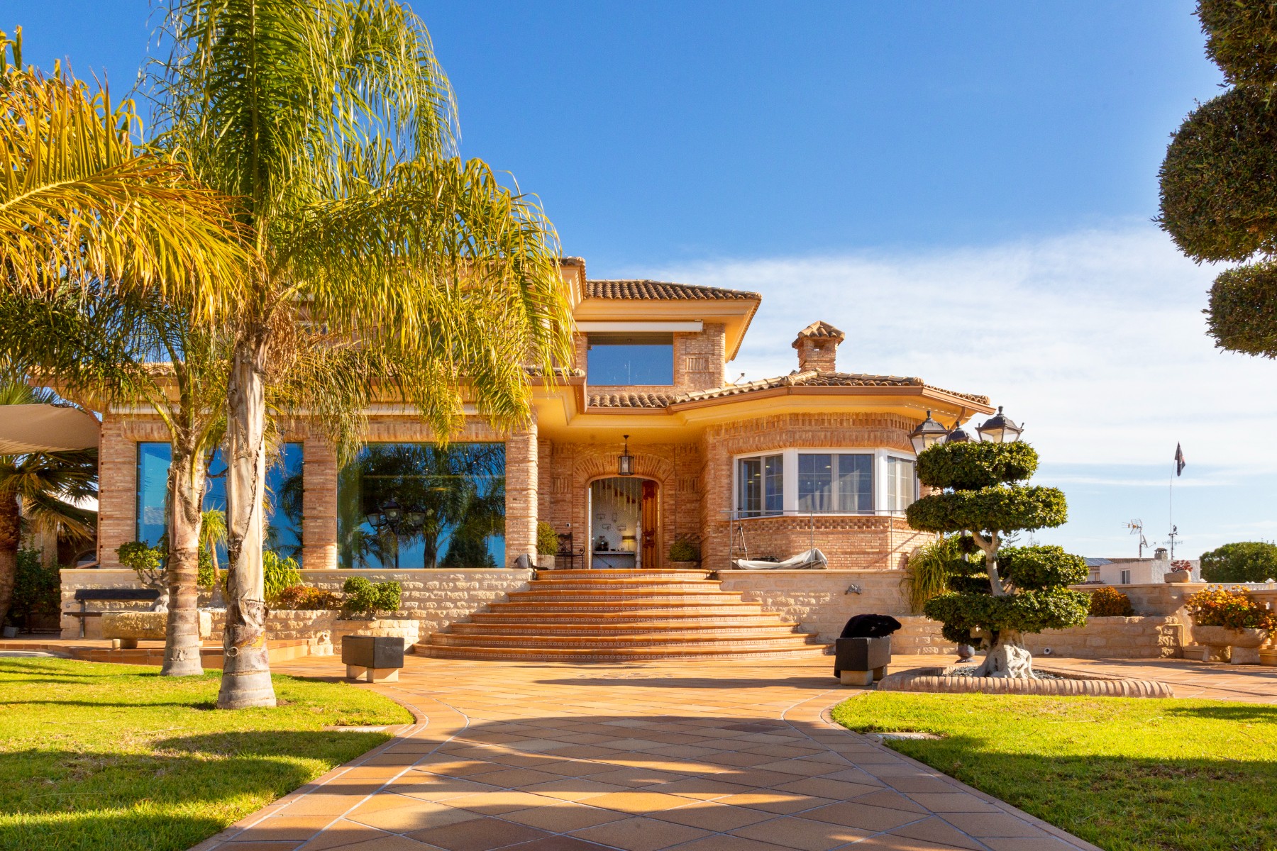 Luxury villa in San Vicente, Alicante - Los Girasoles The chalet is located less than 10 minutes fro