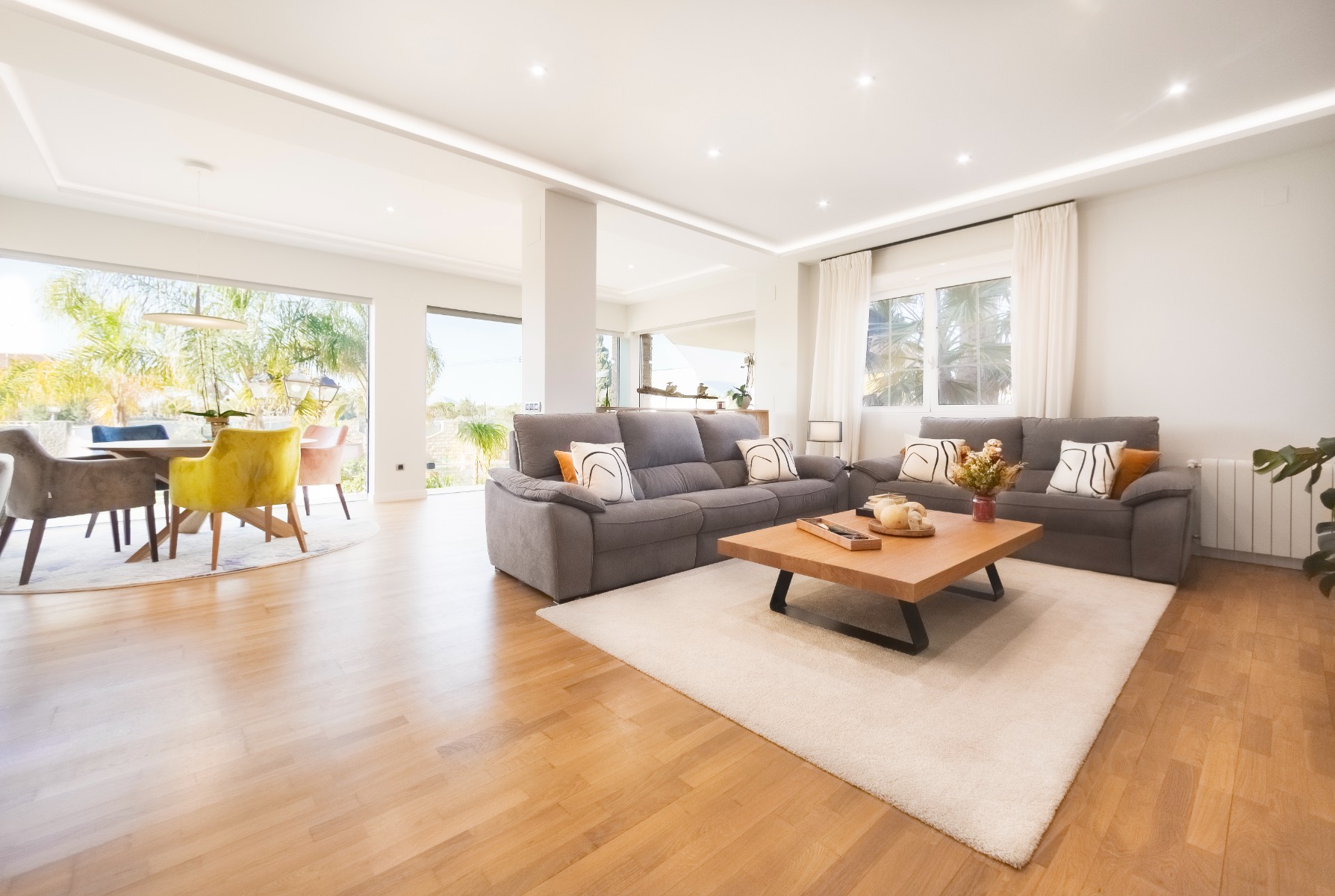 Pool area in villa for sale in San Vicente del Raspeig