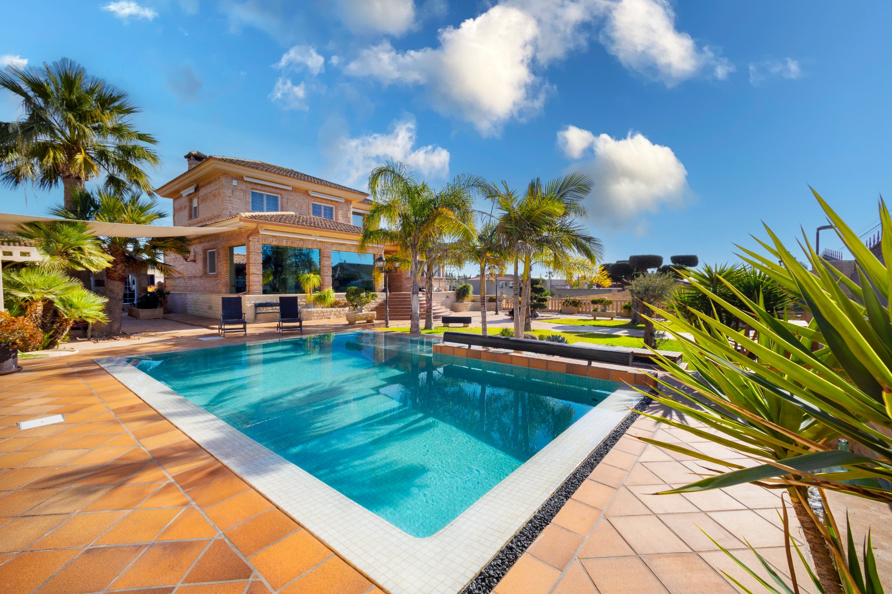 Luxury villa in San Vicente, Alicante - Los Girasoles The chalet is located less than 10 minutes fro