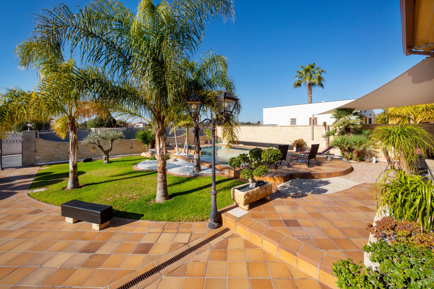 Pool area in villa for sale in San Vicente del Raspeig