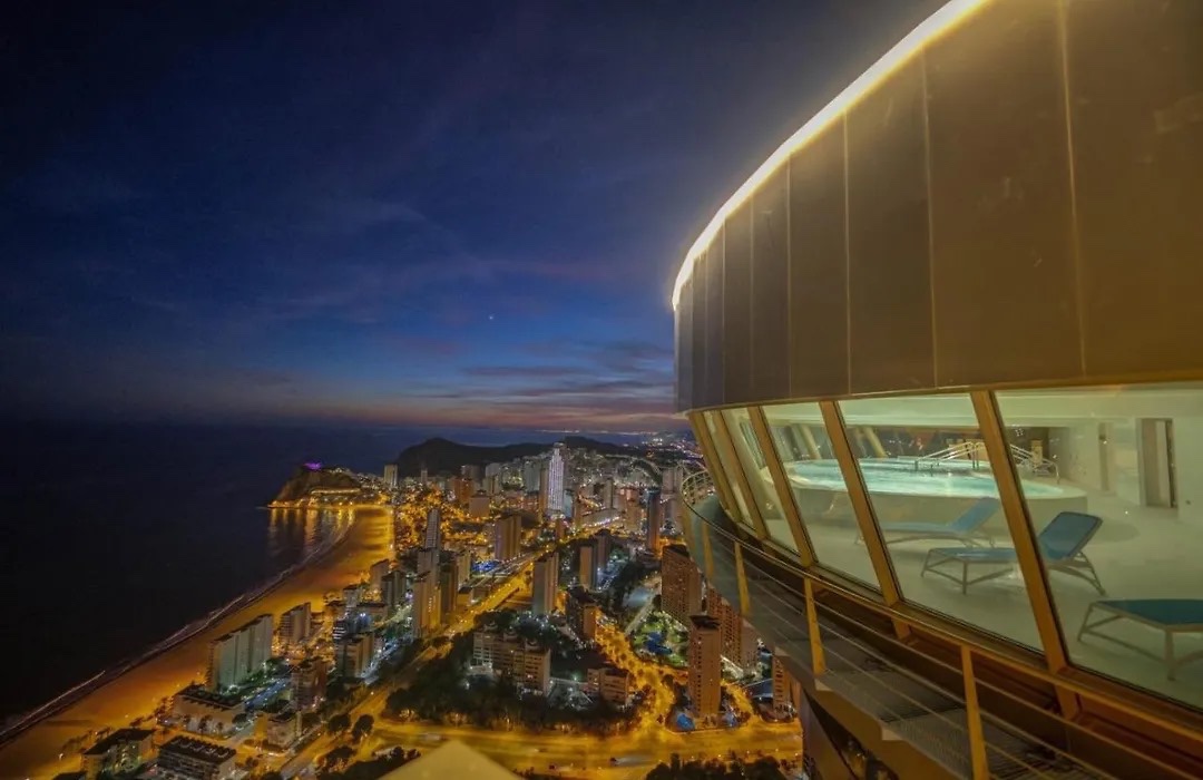 Pool area in apartment for sale in Benidorm