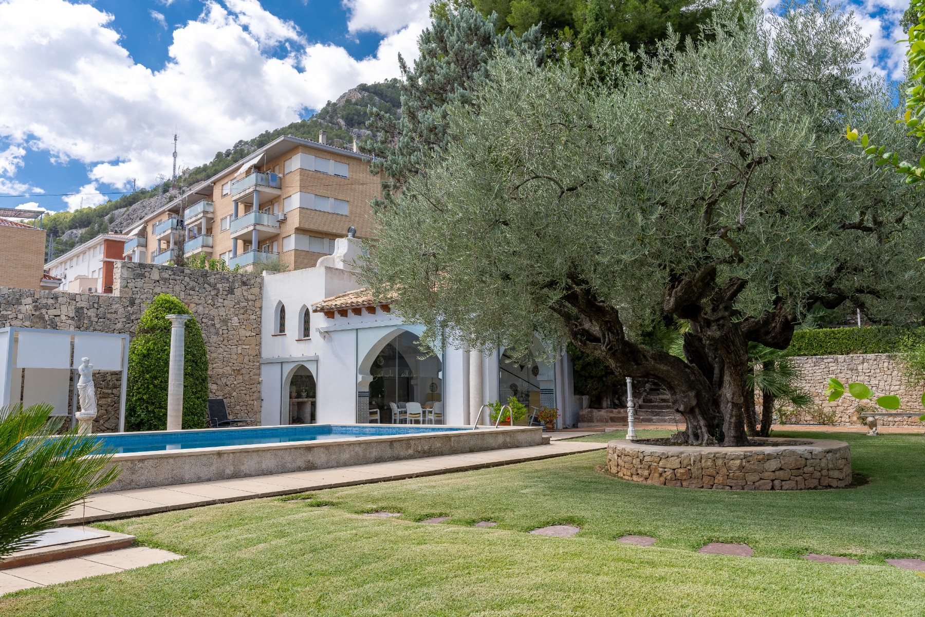 Master bedroom in villa for sale in Alcoy