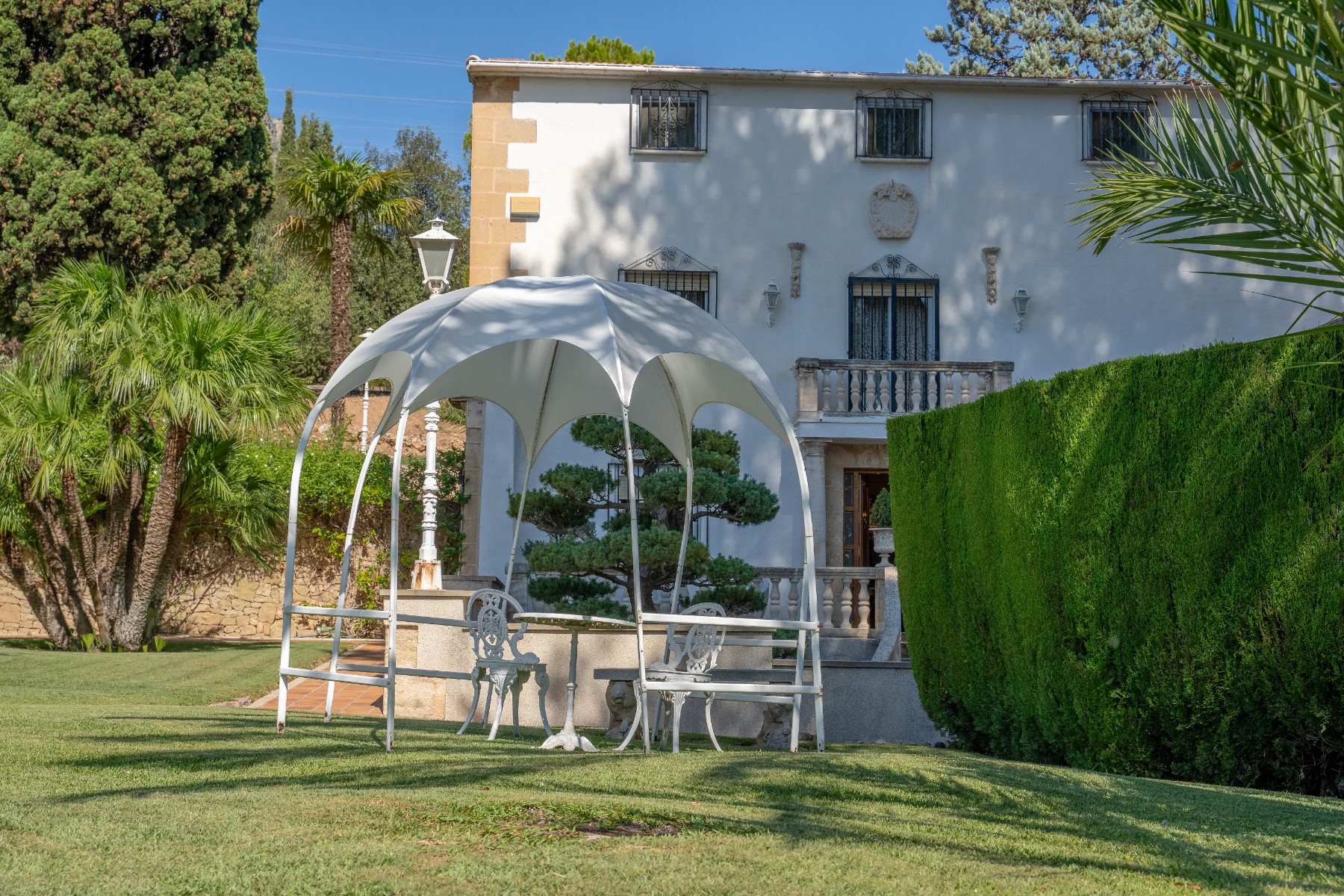 Pool area in villa for sale in Alcoy