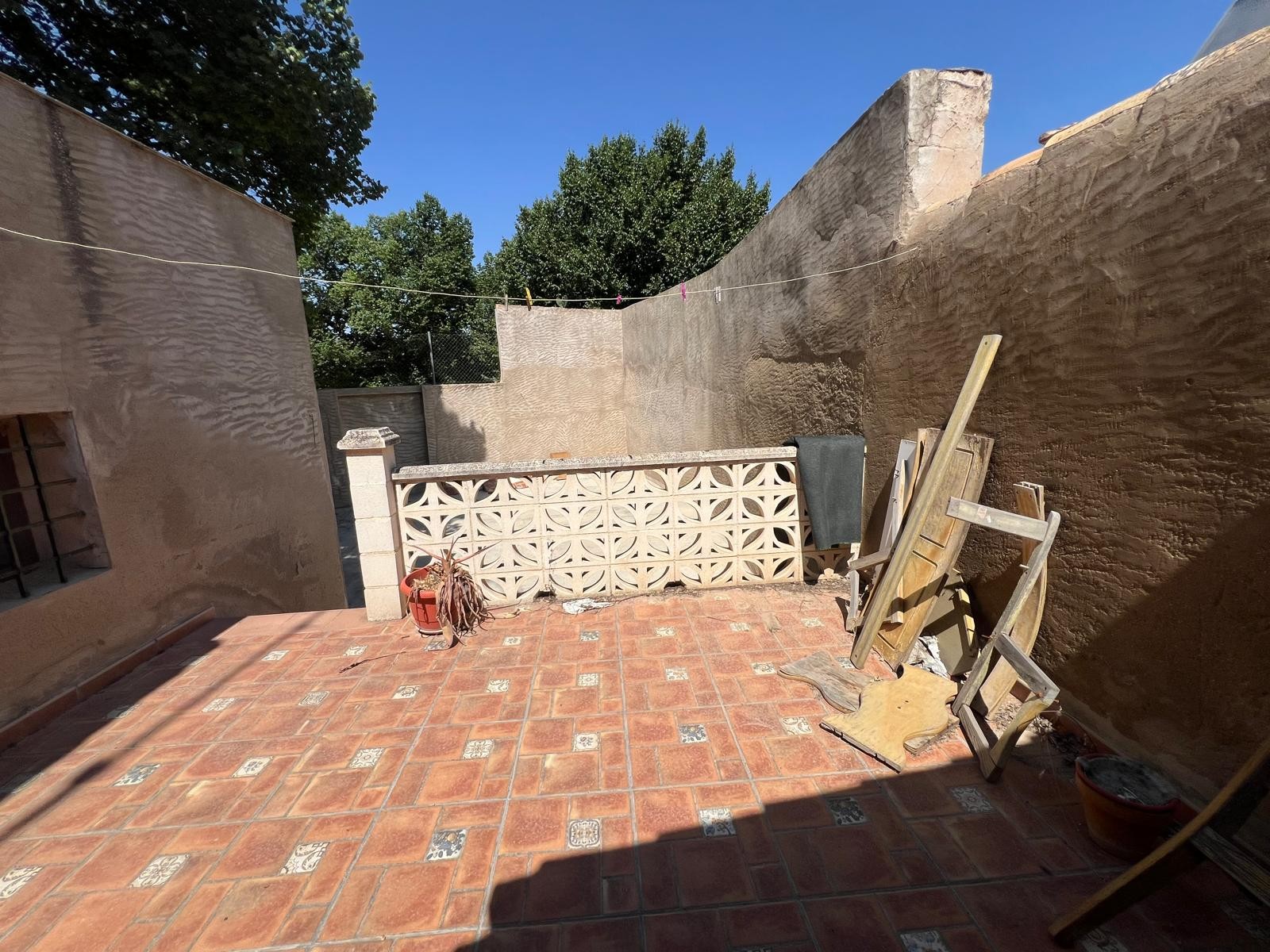 Located in the peaceful hamlet of Encebras, this spacious village house is perfect for those seeking