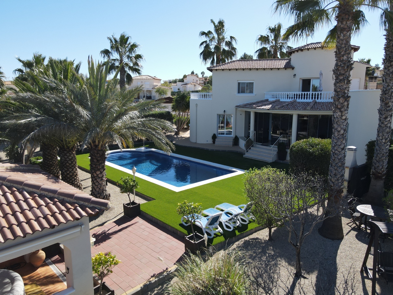 Discover this extraordinary villa located in the quiet and picturesque Urbanizacion Campos de Murcia