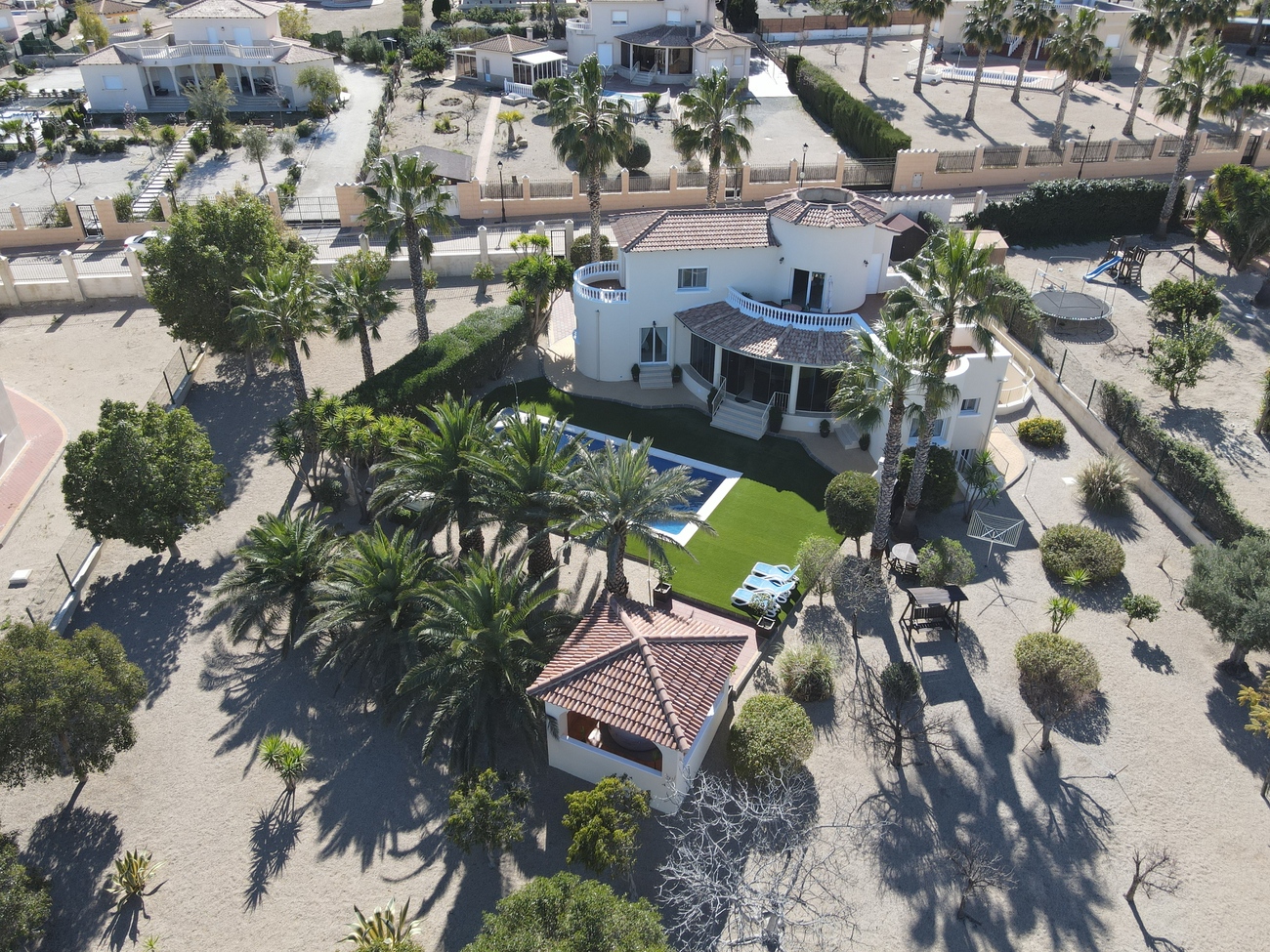 Discover this extraordinary villa located in the quiet and picturesque Urbanizacion Campos de Murcia