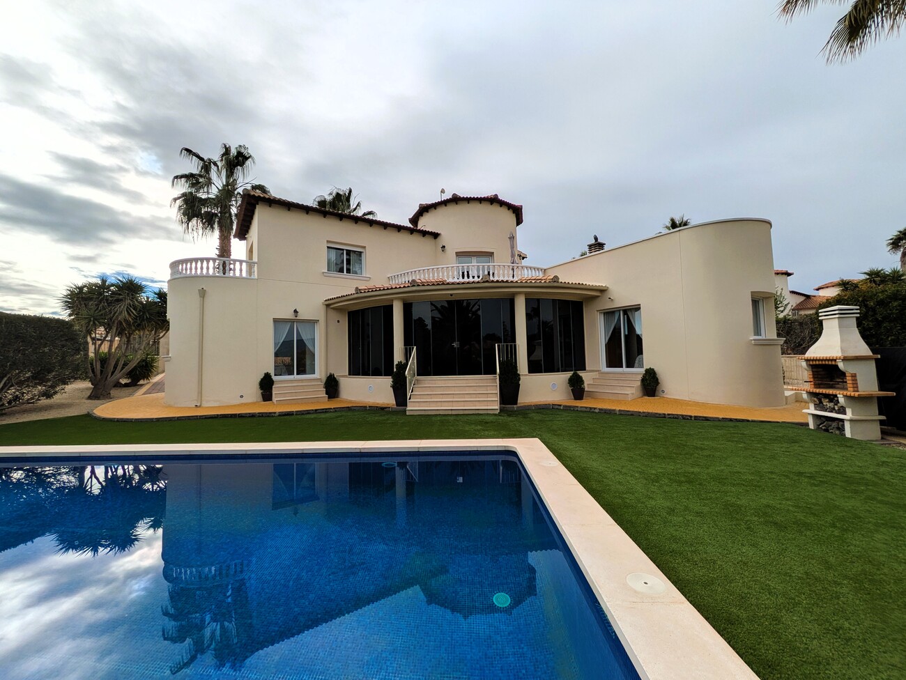 Discover this extraordinary villa located in the quiet and picturesque Urbanizacion Campos de Murcia