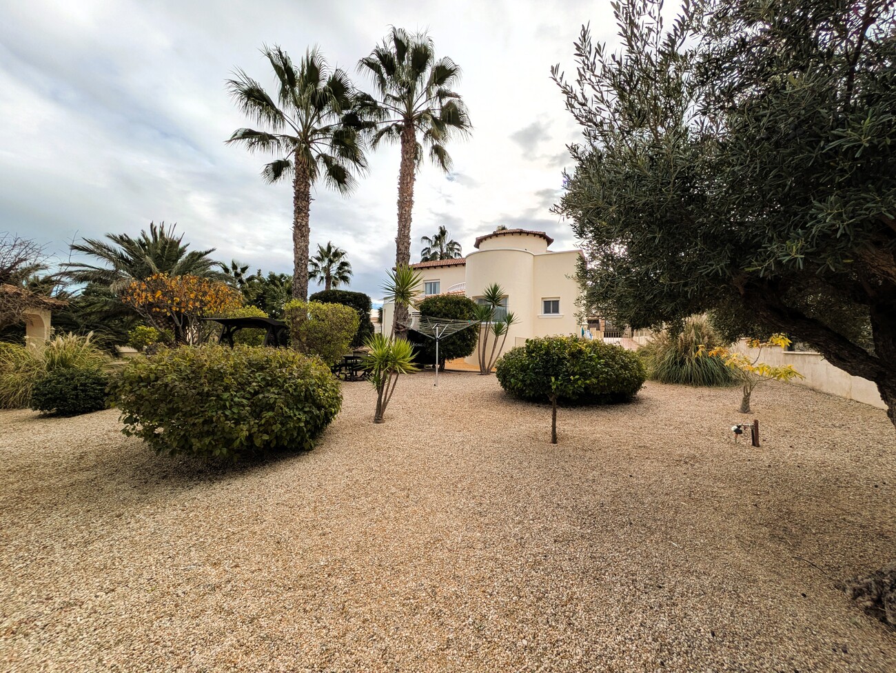 Discover this extraordinary villa located in the quiet and picturesque Urbanizacion Campos de Murcia