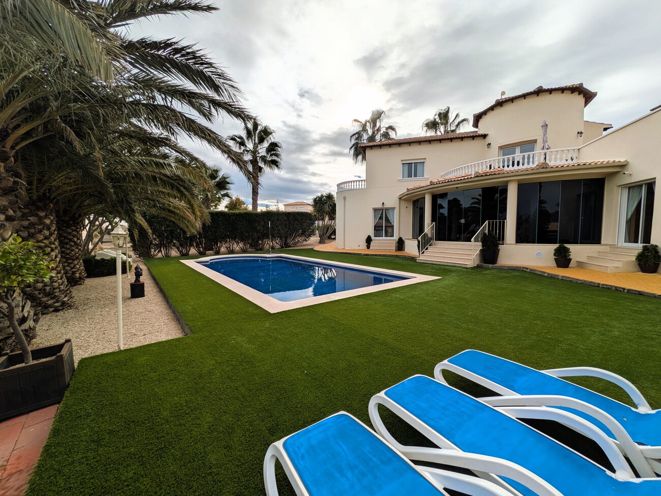 Discover this extraordinary villa located in the quiet and picturesque Urbanizacion Campos de Murcia