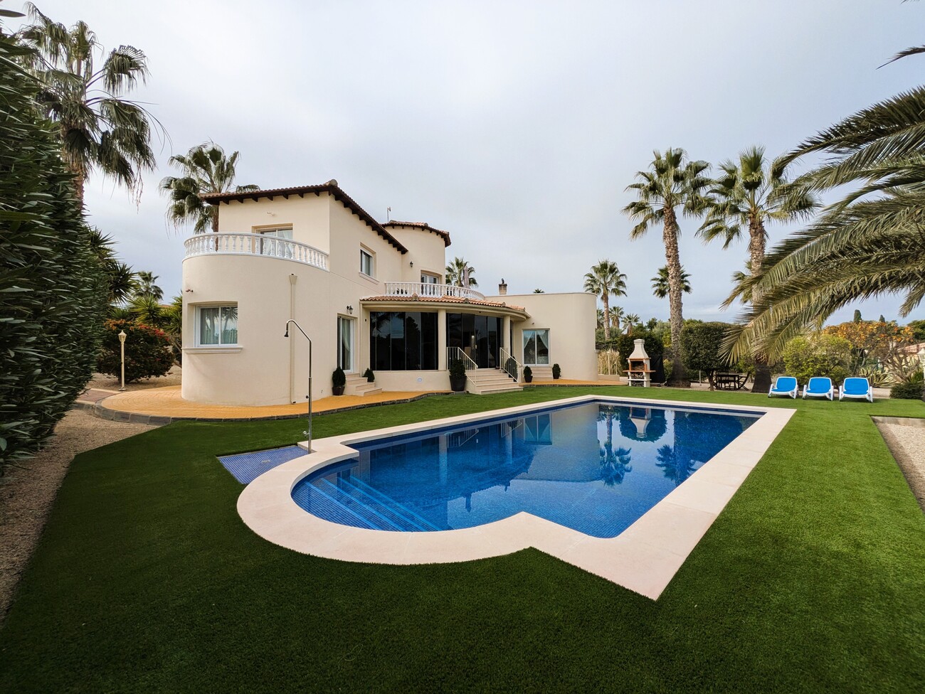 Pool area in villa for sale in Campos del Río