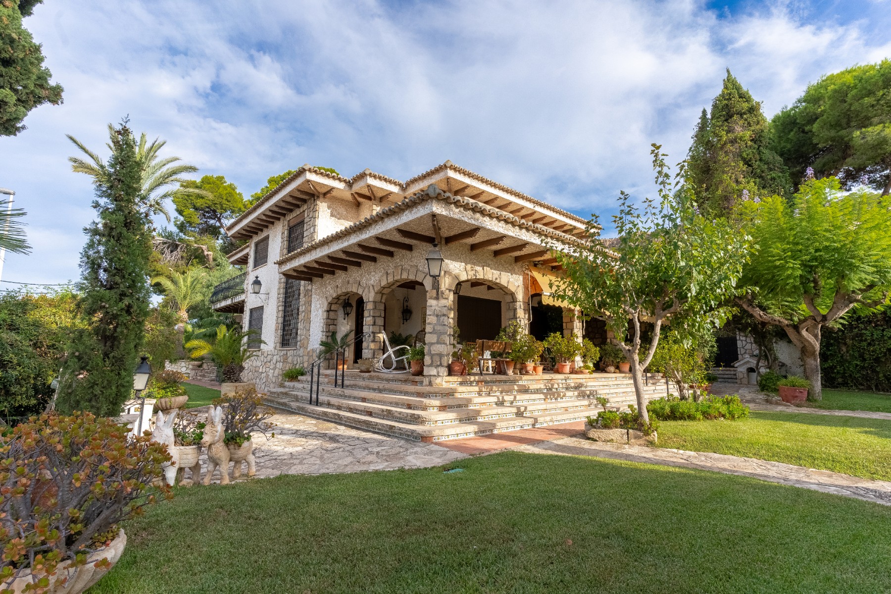 Spectacular Luxury Villa in Albufereta We present an exclusive luxury villa from the 60s, located on