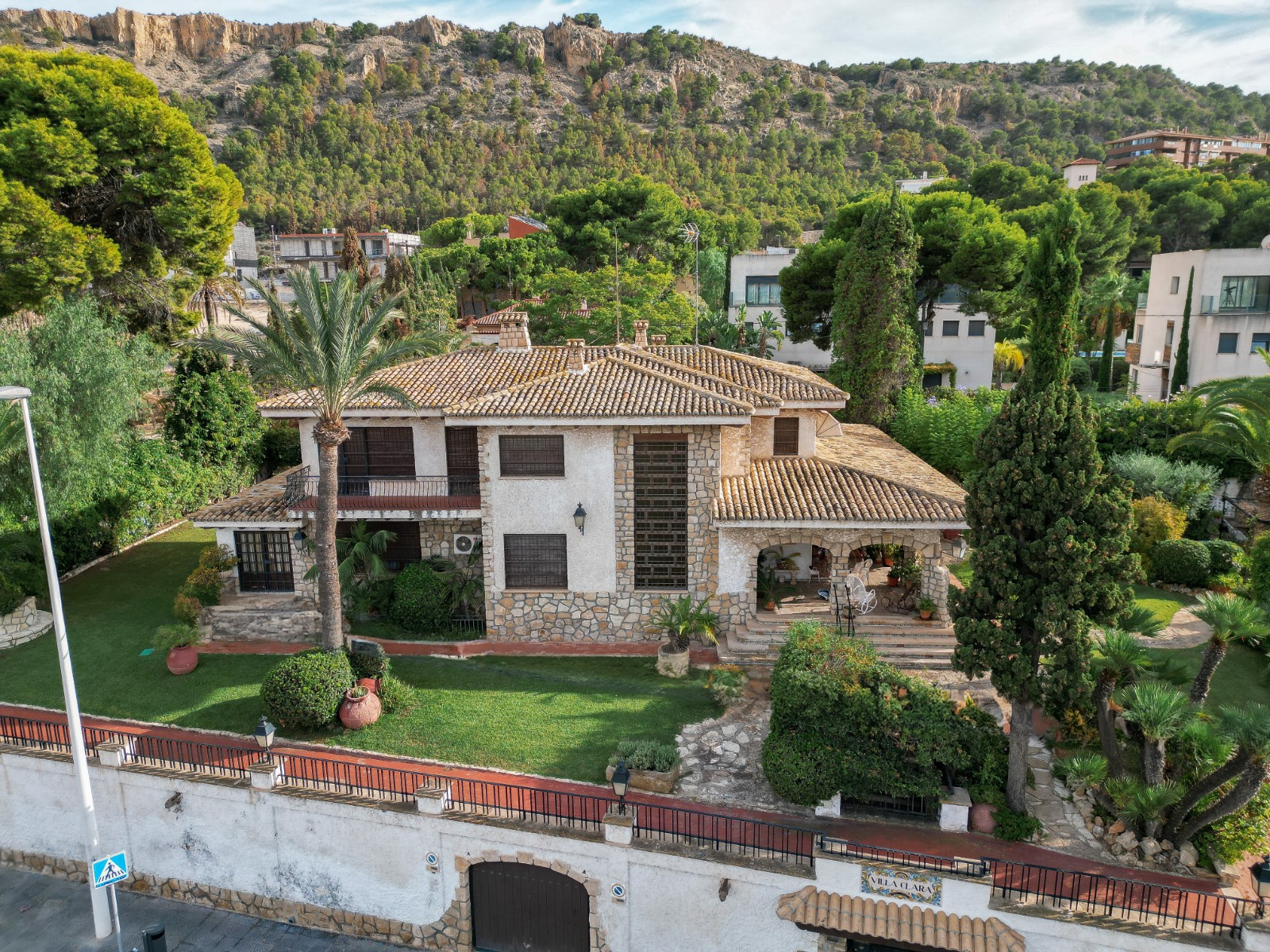 Spectacular Luxury Villa in Albufereta We present an exclusive luxury villa from the 60s, located on