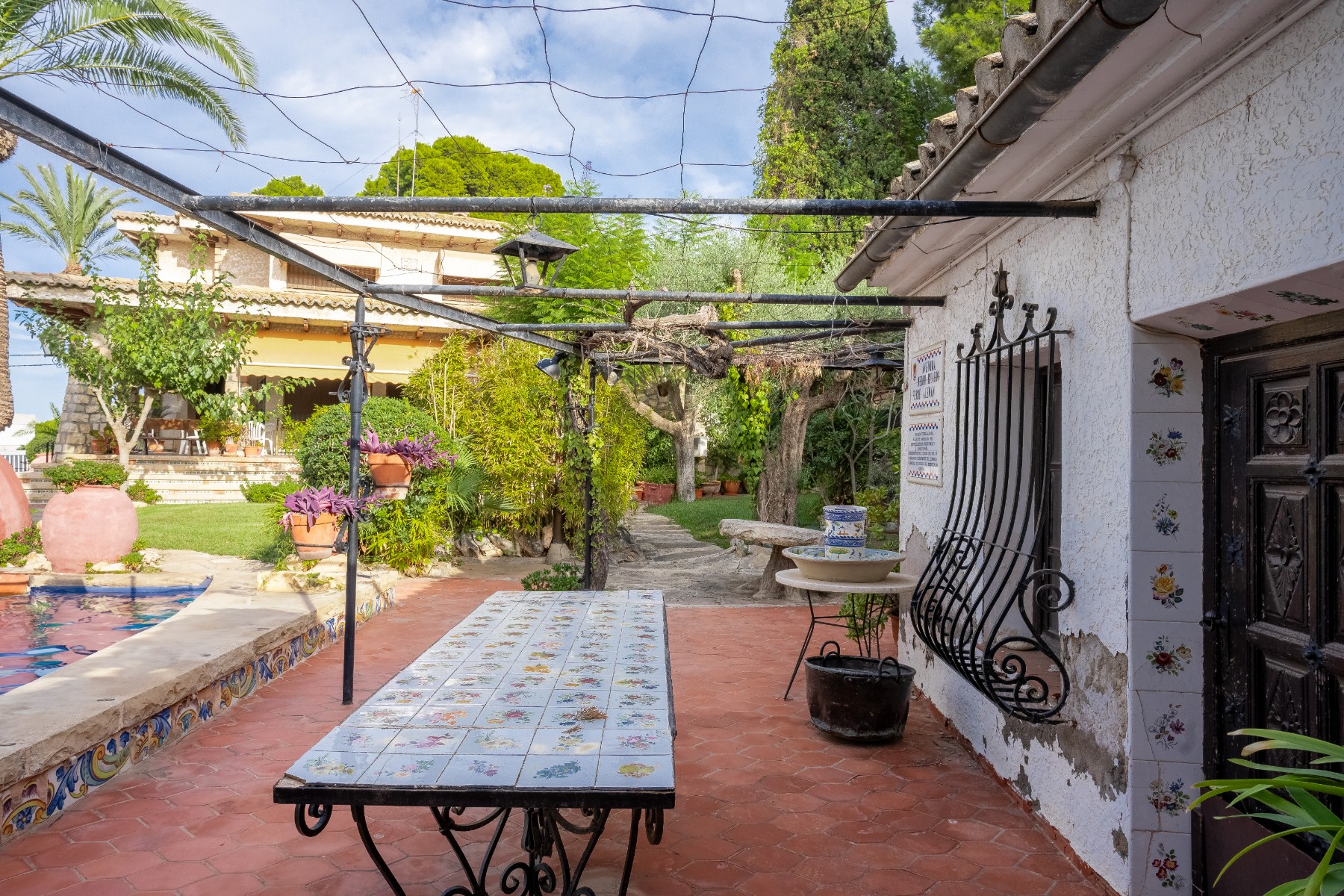 Pool area in villa for sale in Alicante