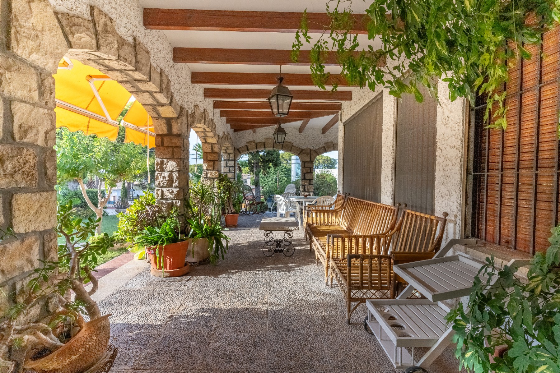 Spectacular Luxury Villa in Albufereta We present an exclusive luxury villa from the 60s, located on