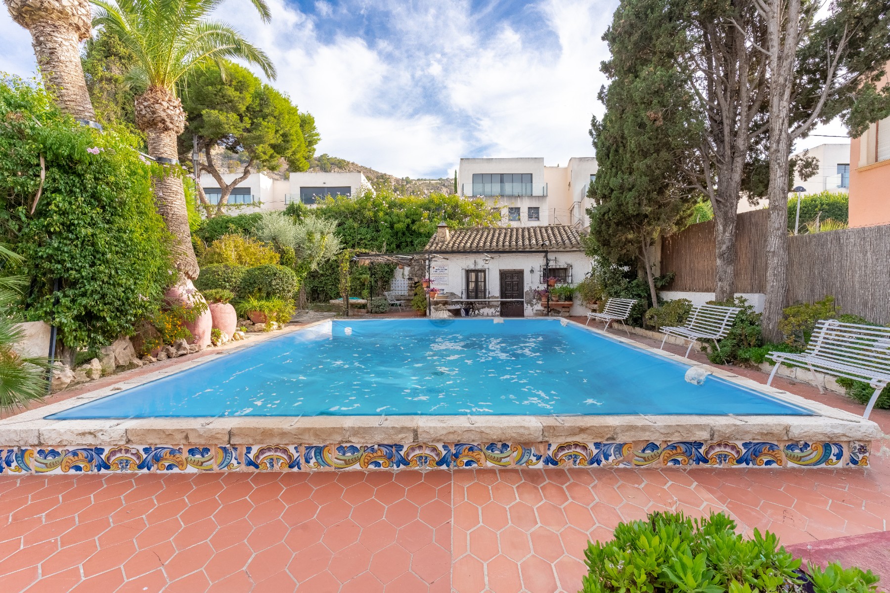 Spectacular Luxury Villa in Albufereta We present an exclusive luxury villa from the 60s, located on