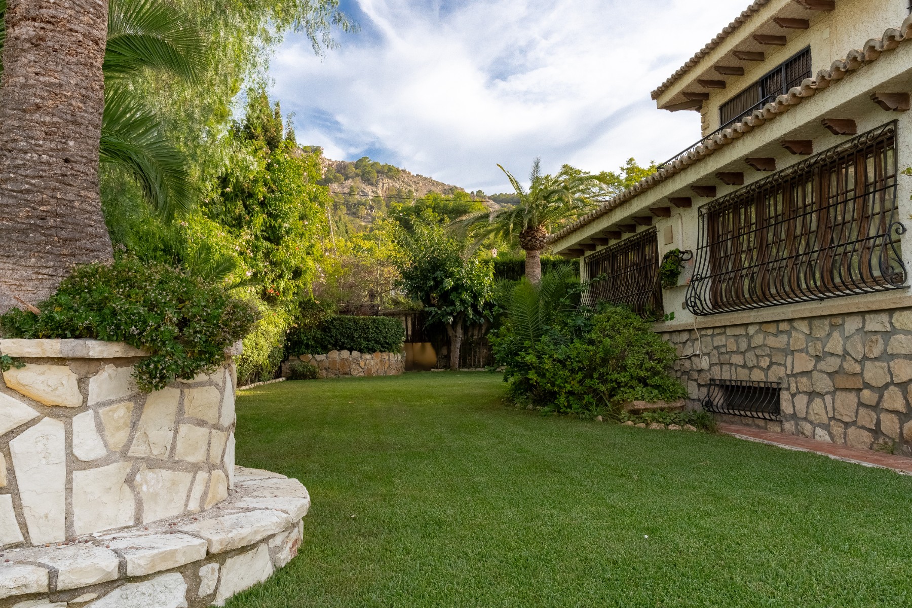 Exterior view in villa for sale in Alicante