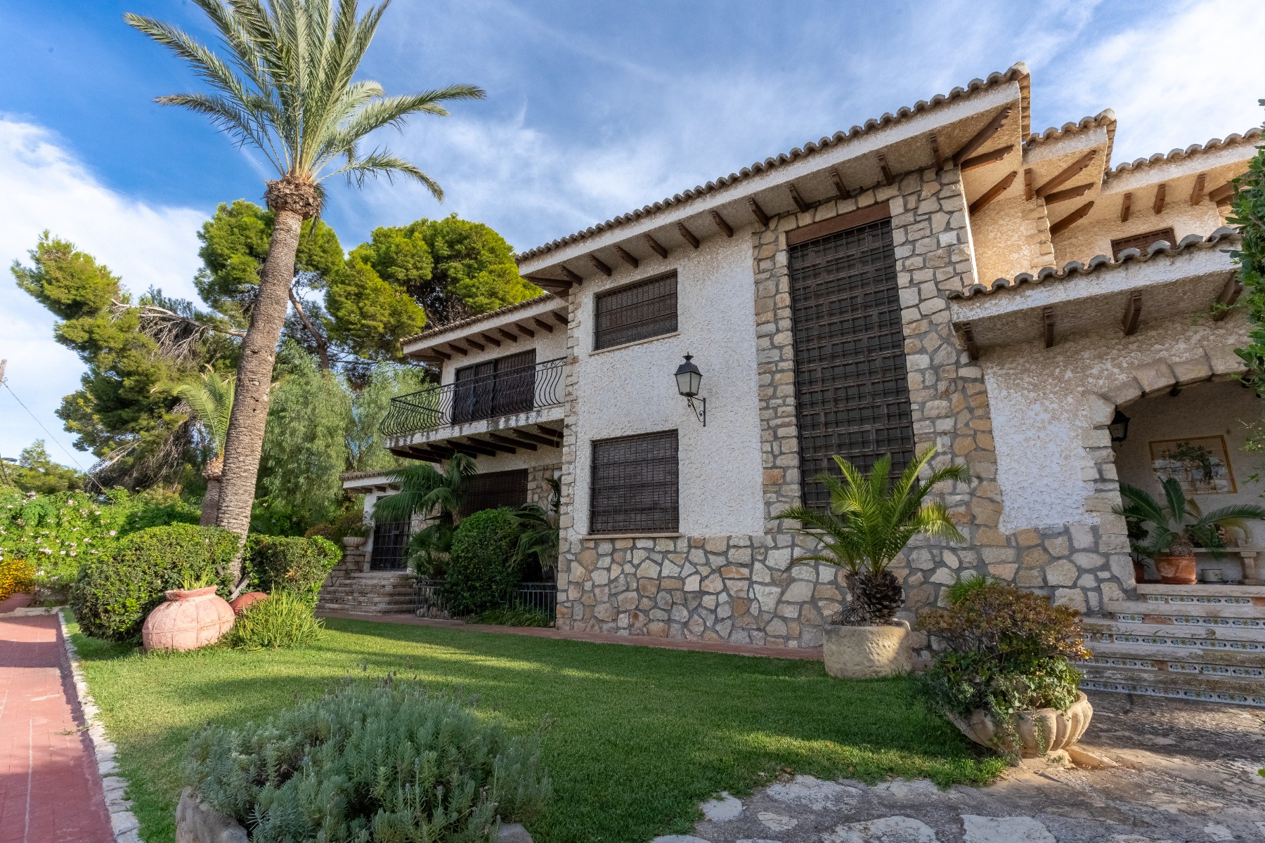 Spectacular Luxury Villa in Albufereta We present an exclusive luxury villa from the 60s, located on