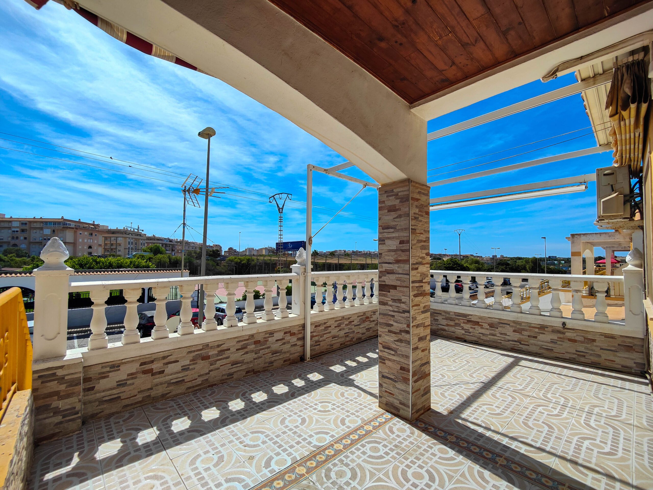 Top floor bungalow with private roof terrace and a large front terrace overlooking the communal swim