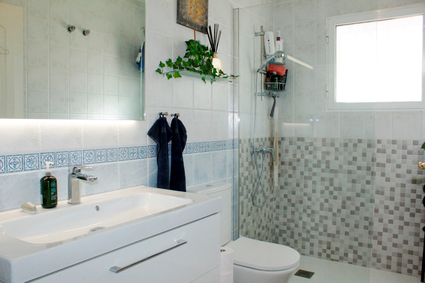 Pool area in villa for sale in Villamartin