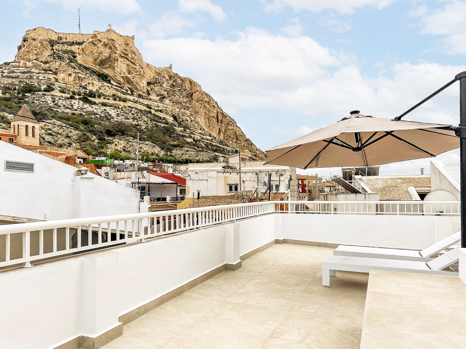 Renovated penthouse for sale in the center of Alicante with two private terraces Discover this exclu