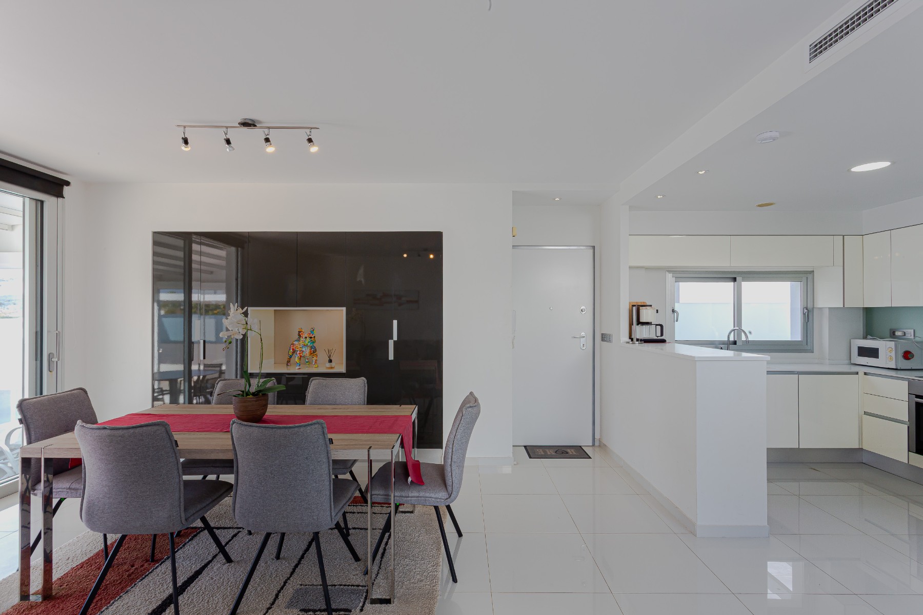 Villa for sale in Orihuela Costa, located in Lomas de Don Juan, close to beaches, golf courses and a