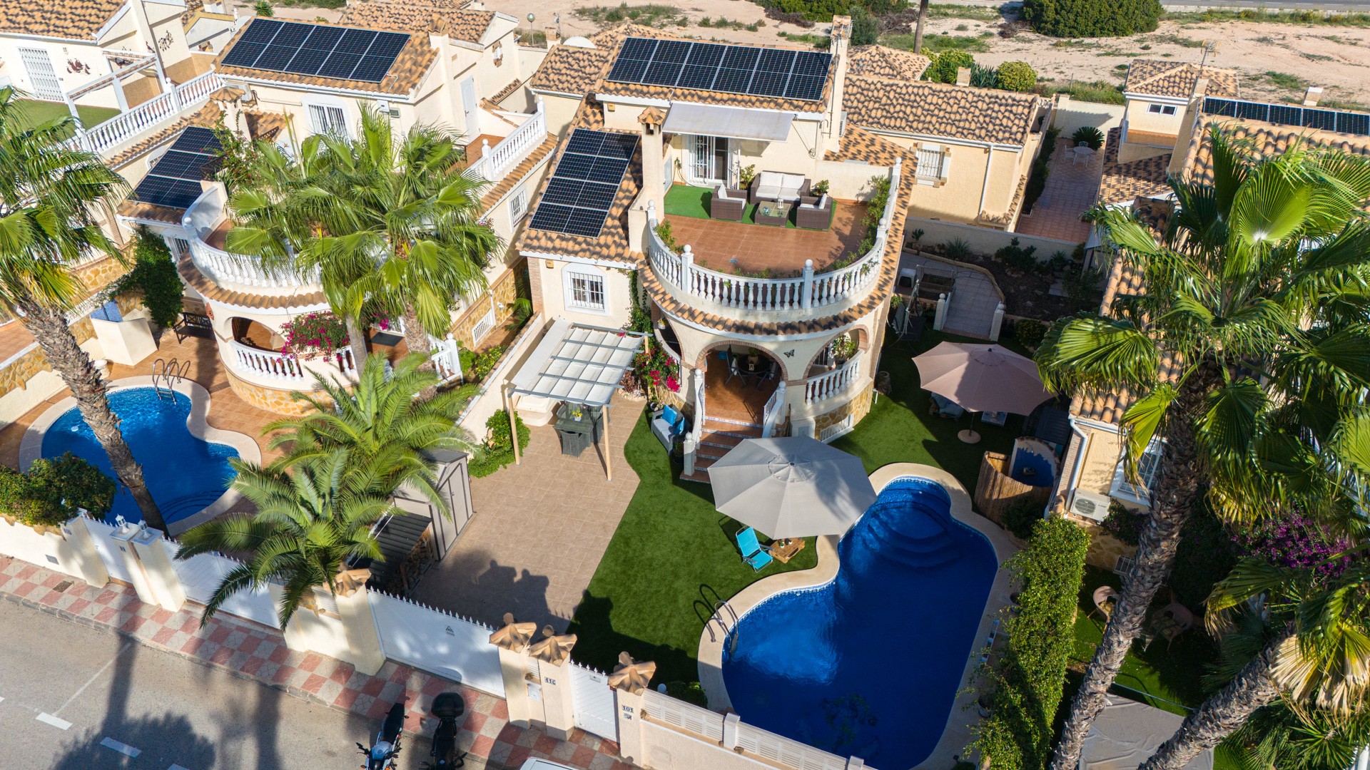 Welcome to this stunning property in Gran Alacant (Santa Pola), a highly sought-after residential ar