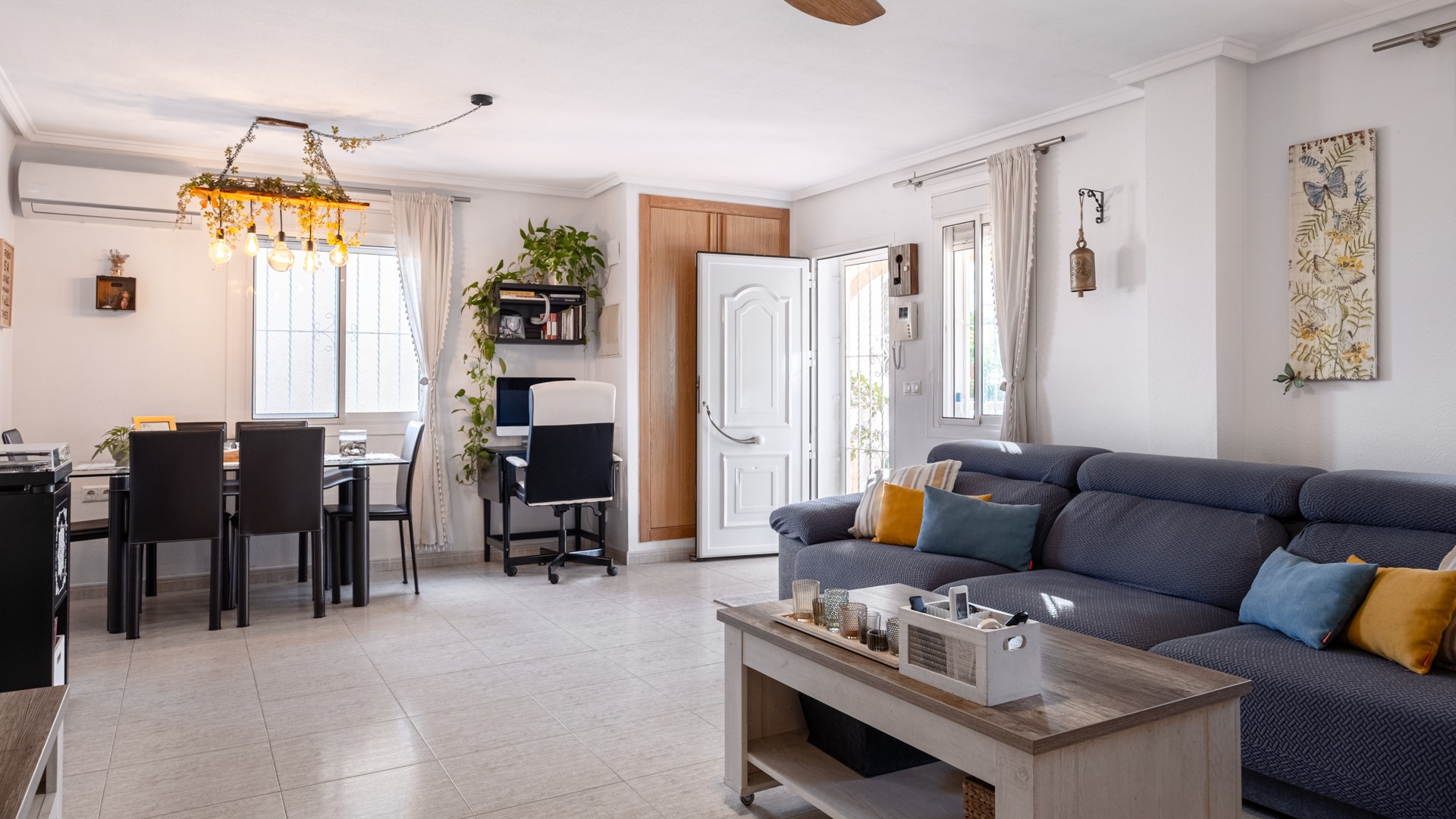 Living room in villa for sale in Santa Pola