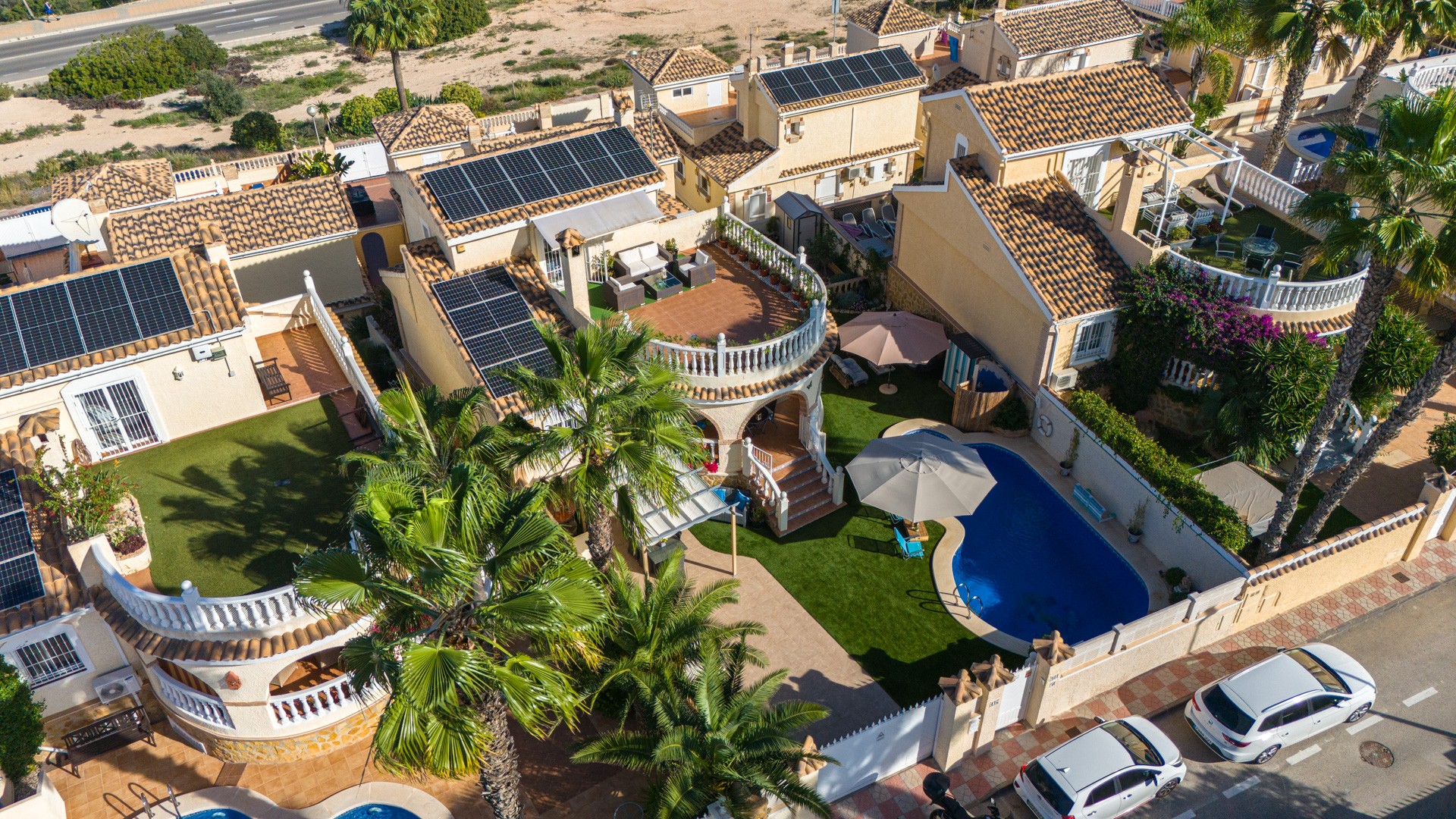 Welcome to this stunning property in Gran Alacant (Santa Pola), a highly sought-after residential ar