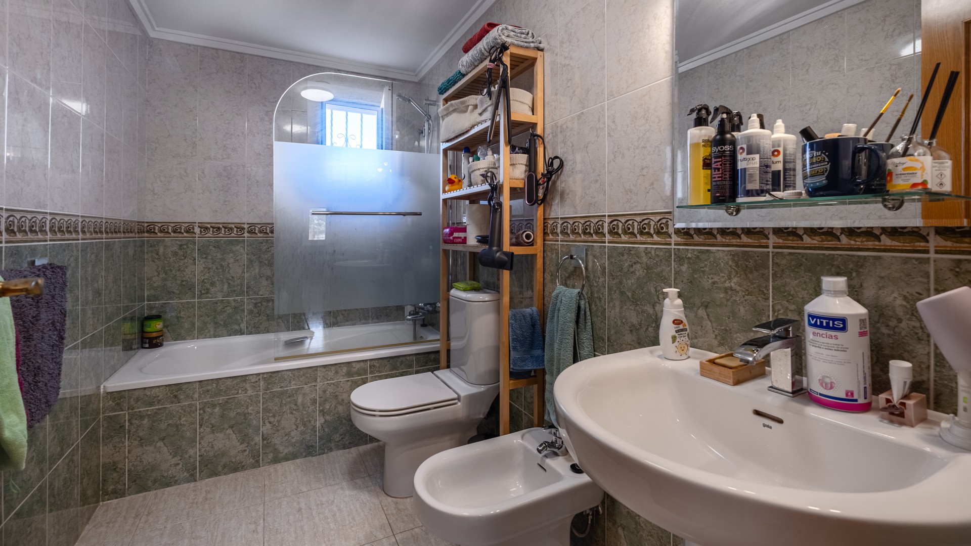 Bathroom in villa for sale in Santa Pola
