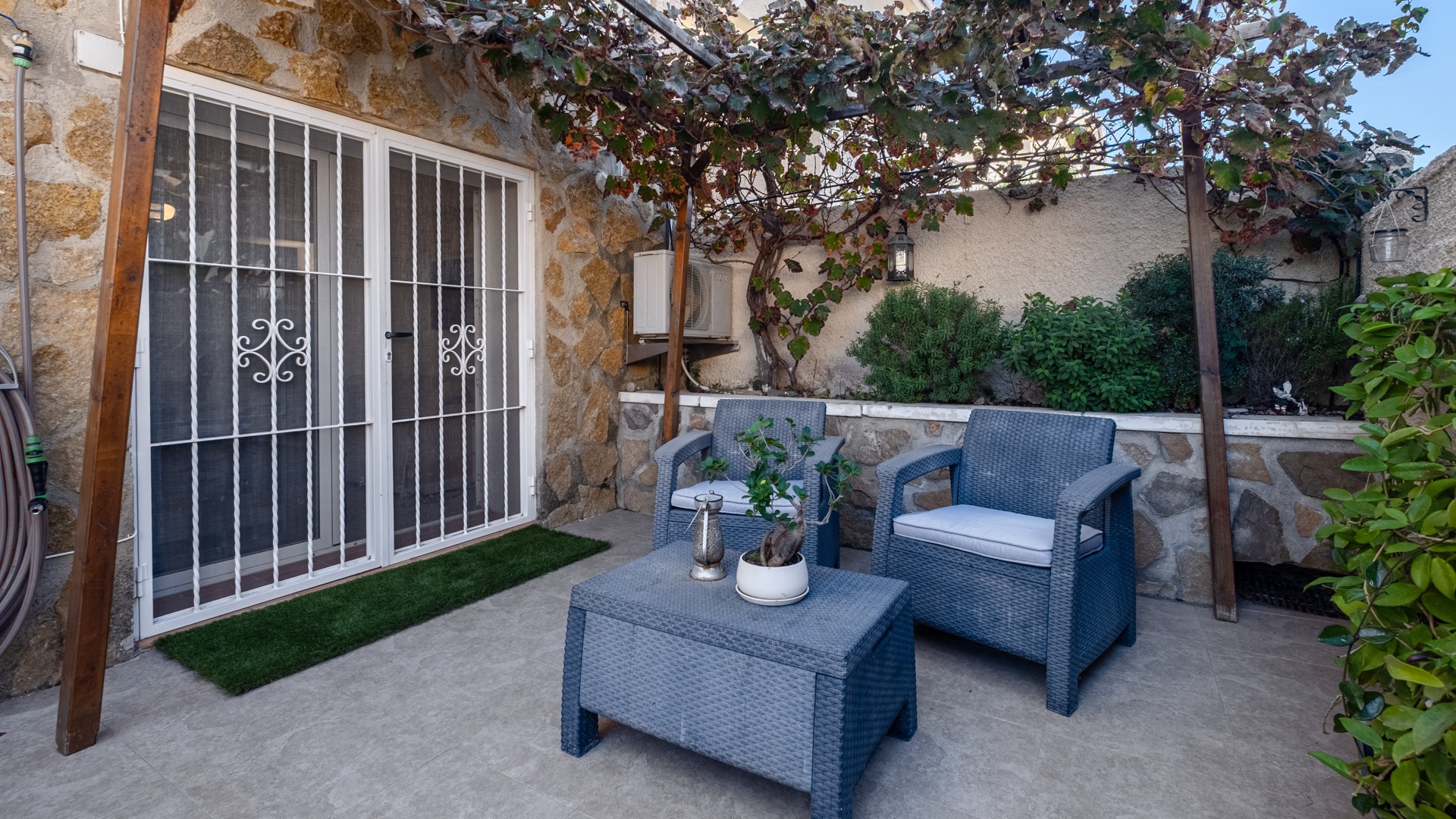 Bedroom in villa for sale in Santa Pola