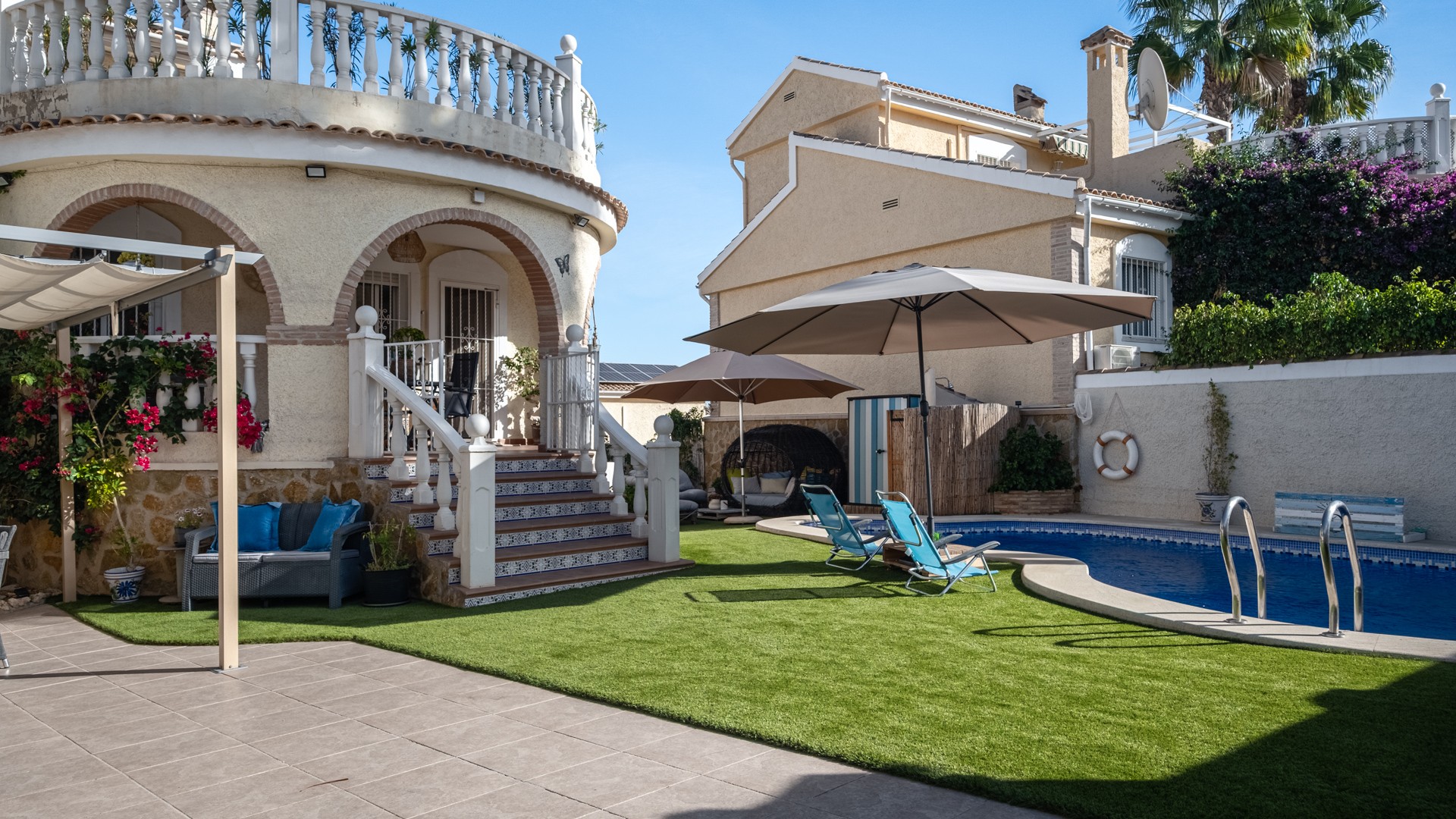 Welcome to this stunning property in Gran Alacant (Santa Pola), a highly sought-after residential ar