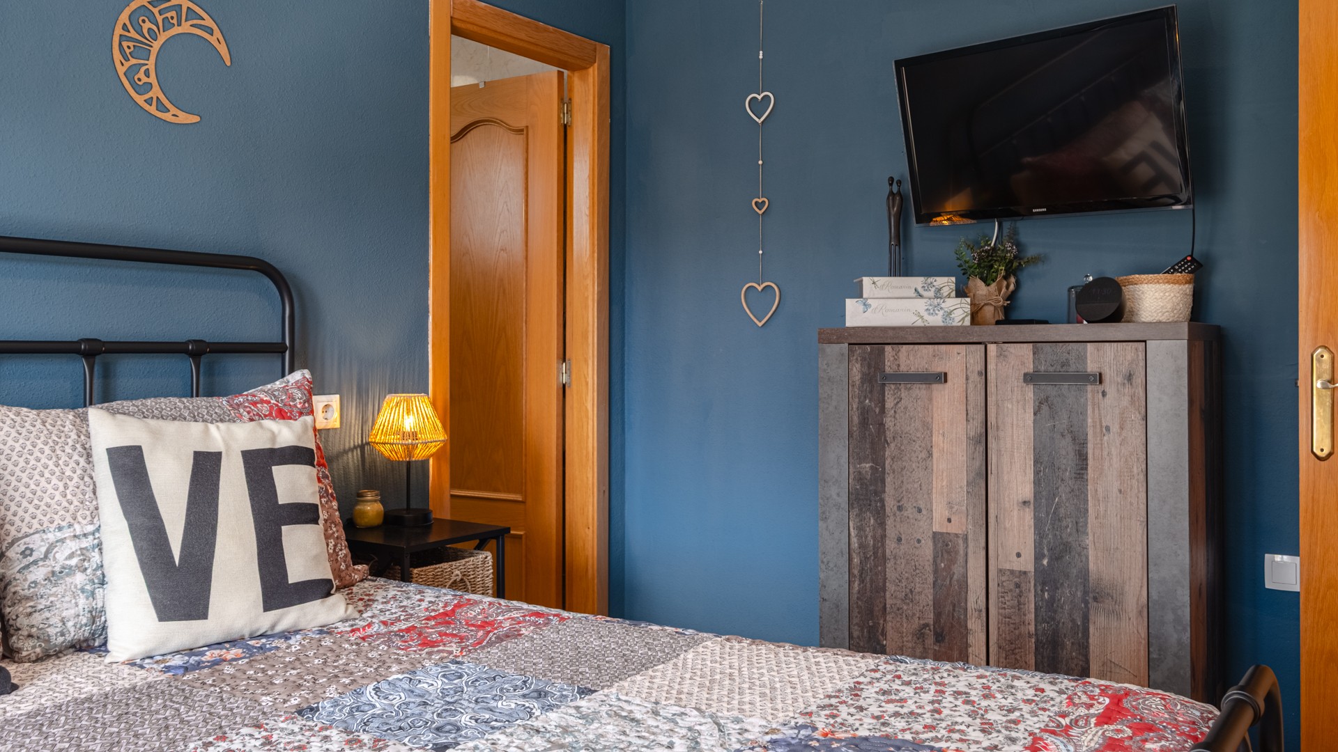 Master bedroom in villa for sale in Santa Pola