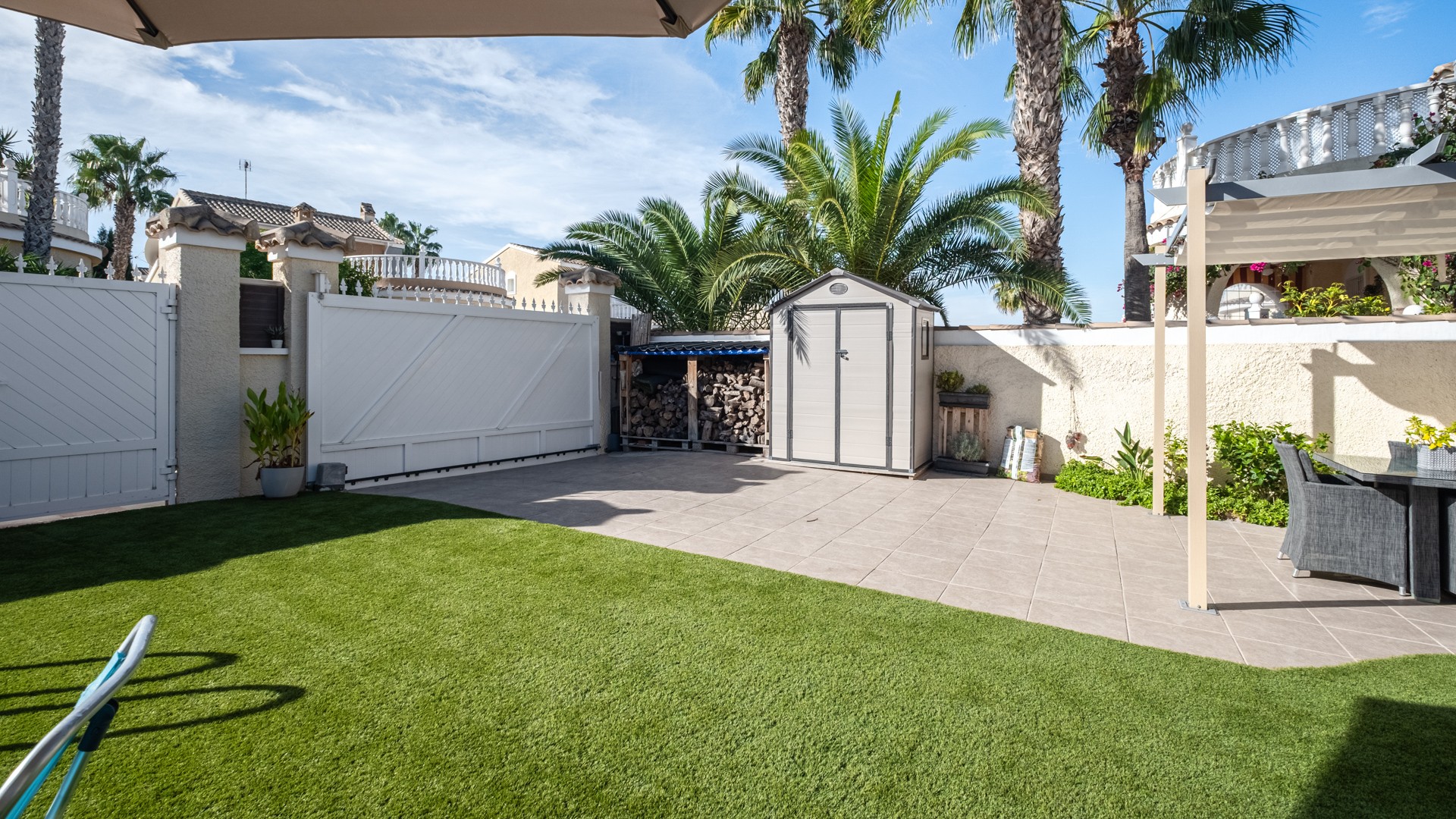 Welcome to this stunning property in Gran Alacant (Santa Pola), a highly sought-after residential ar